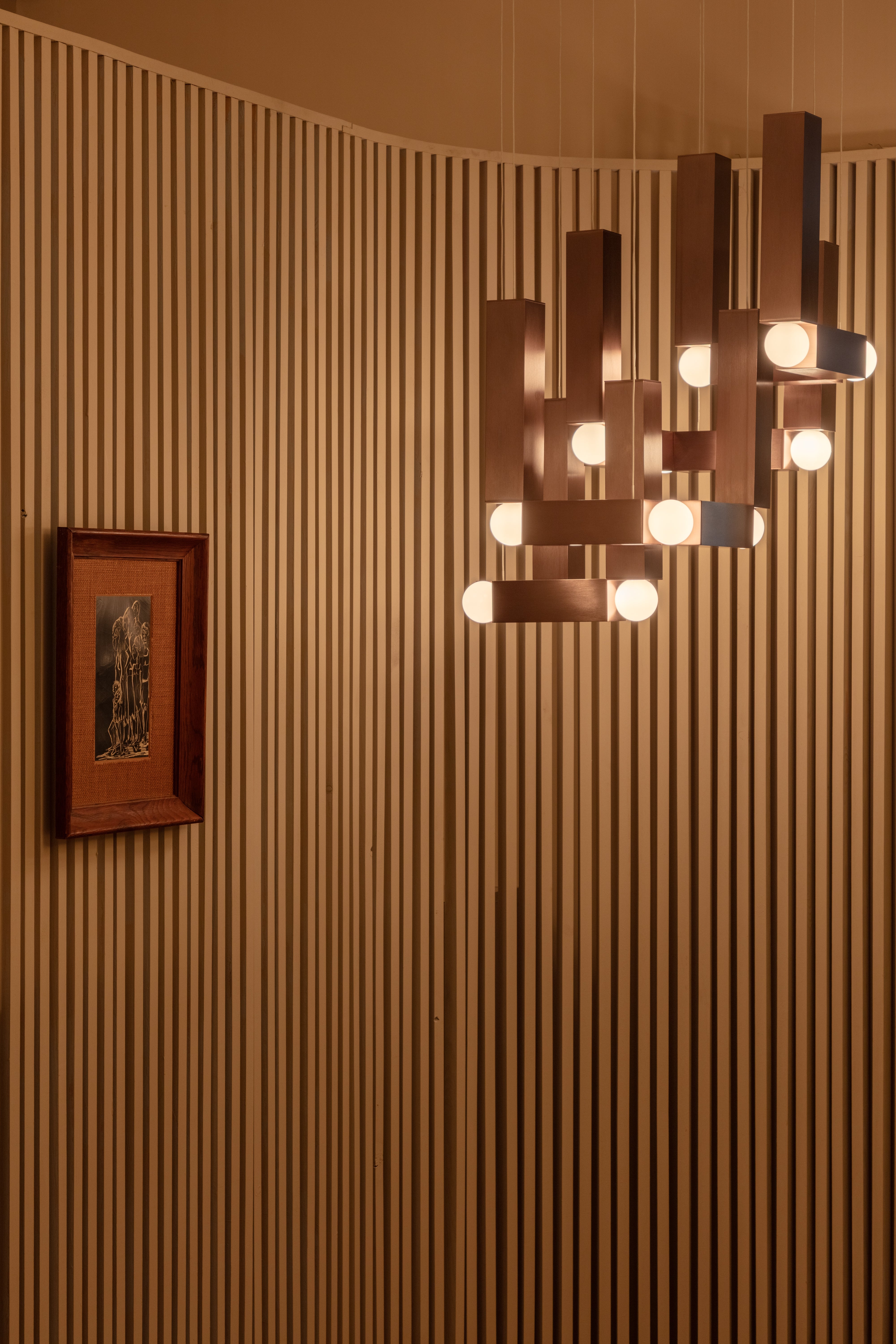 Lampa visící VESPER DUO s opálovým stínidlem a hnědým povrchem