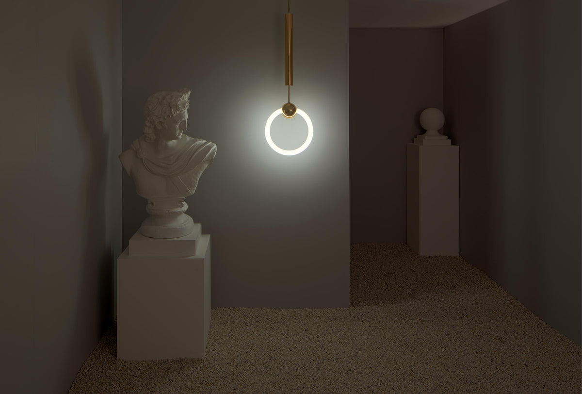 Lustrná lampa RING s opálovým stínidlem a mosazným povrchem