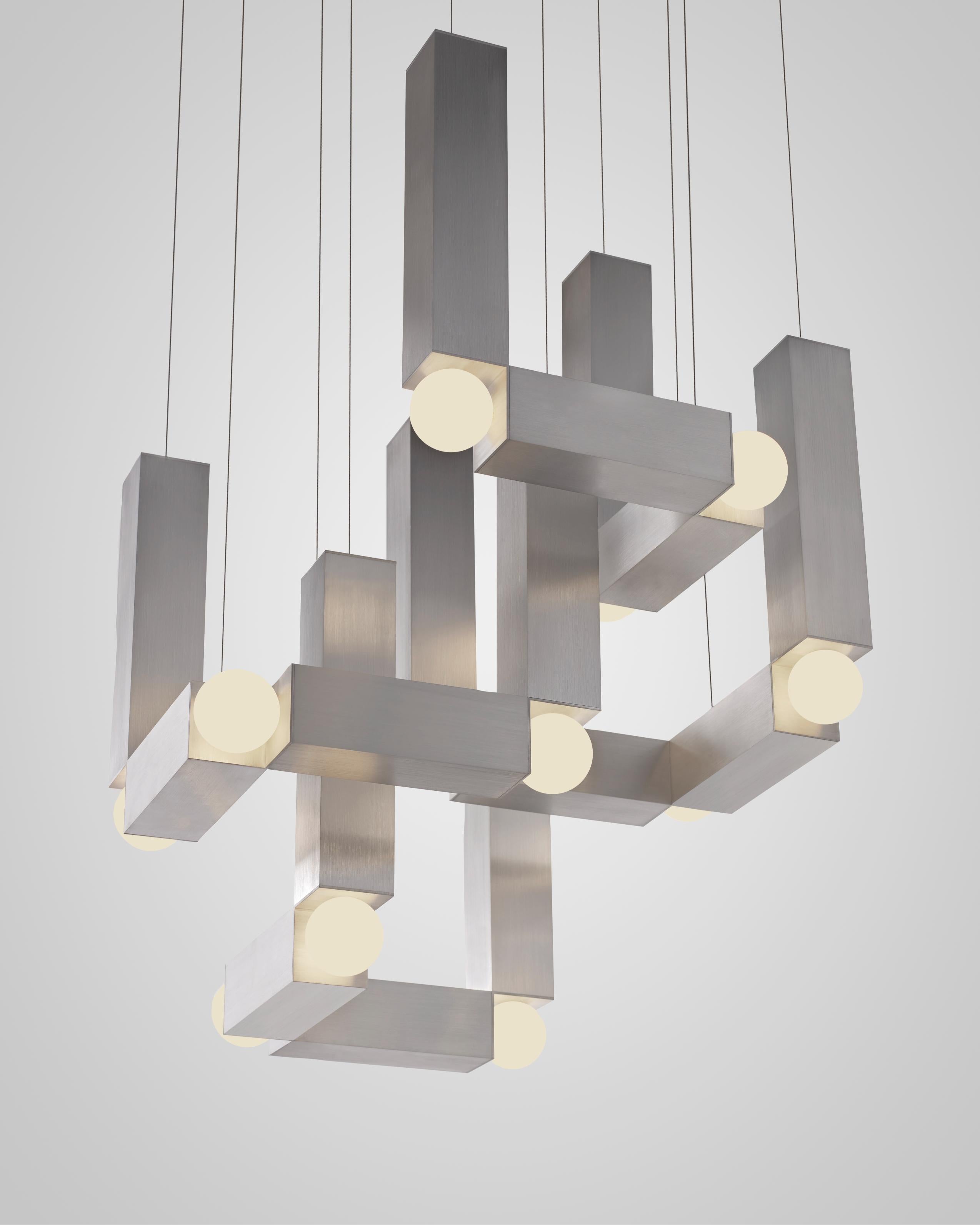 Lampa visící VESPER QUATTRO s opálovým stínidlem a stříbrným povrchem.