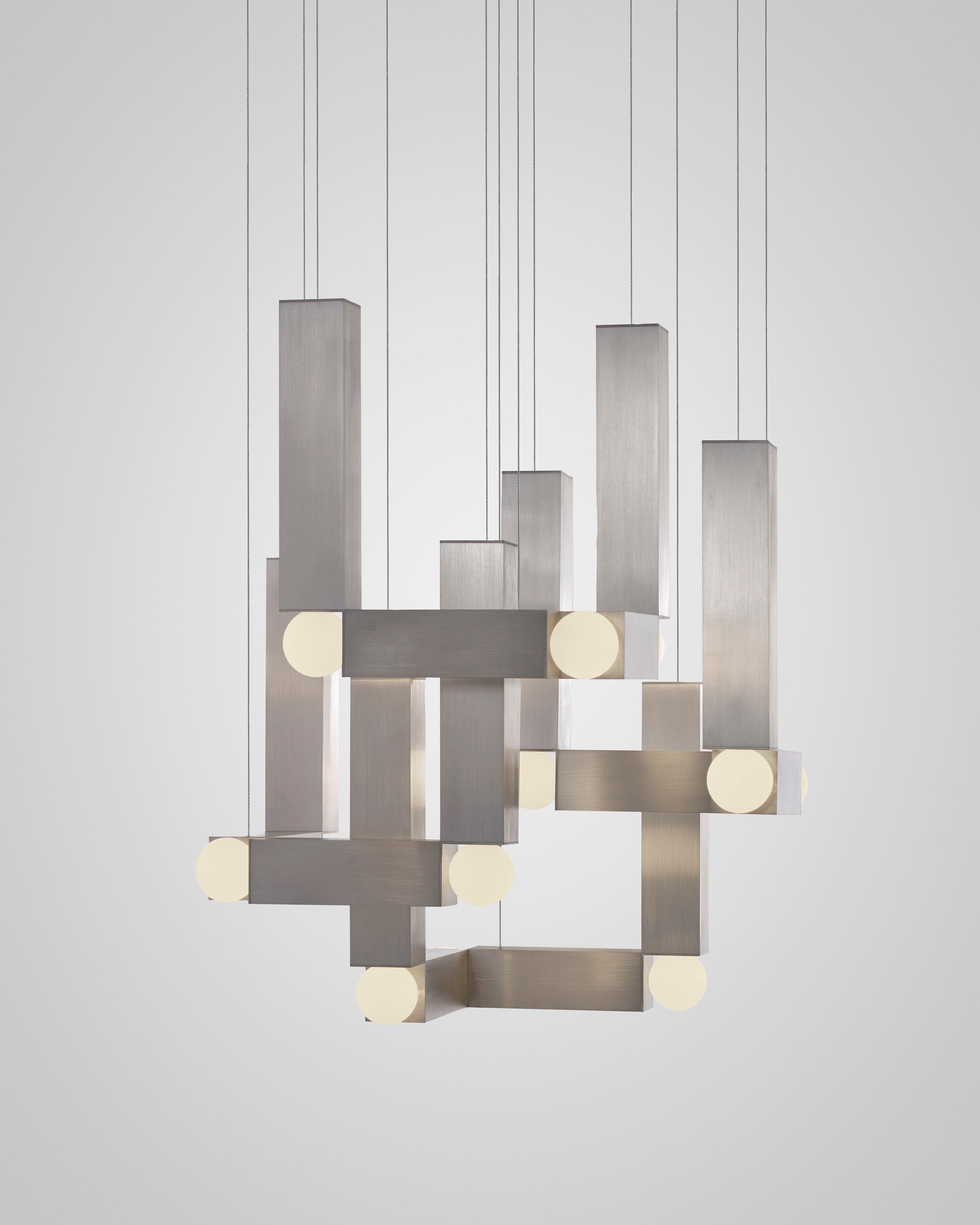 Lampa visící VESPER QUATTRO s opálovým stínidlem a stříbrným povrchem.