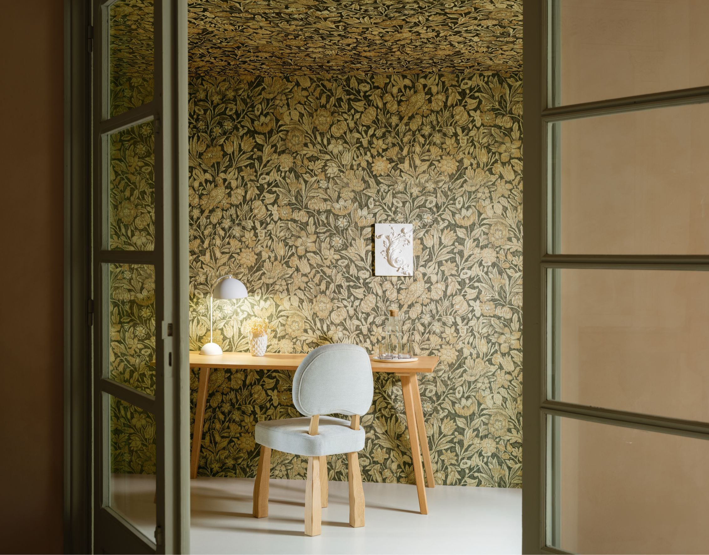 Textile wallpaper with a floral motif BOUQUET dark green with beige