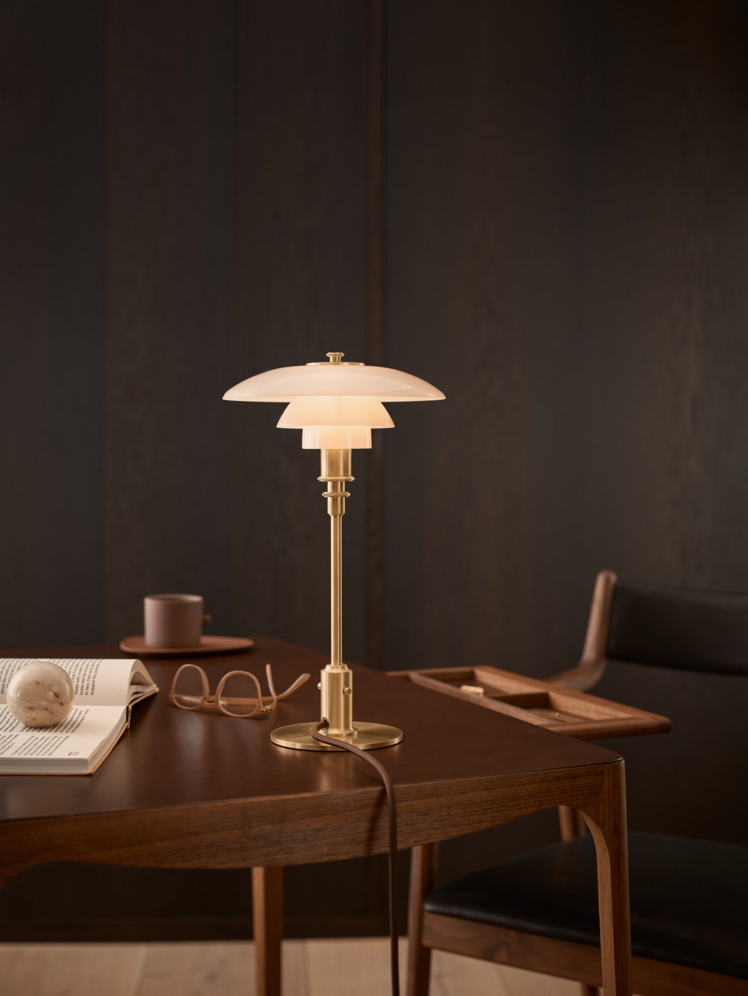 Stolní lampa PH 2/1 bílá s mosazným podstavcem