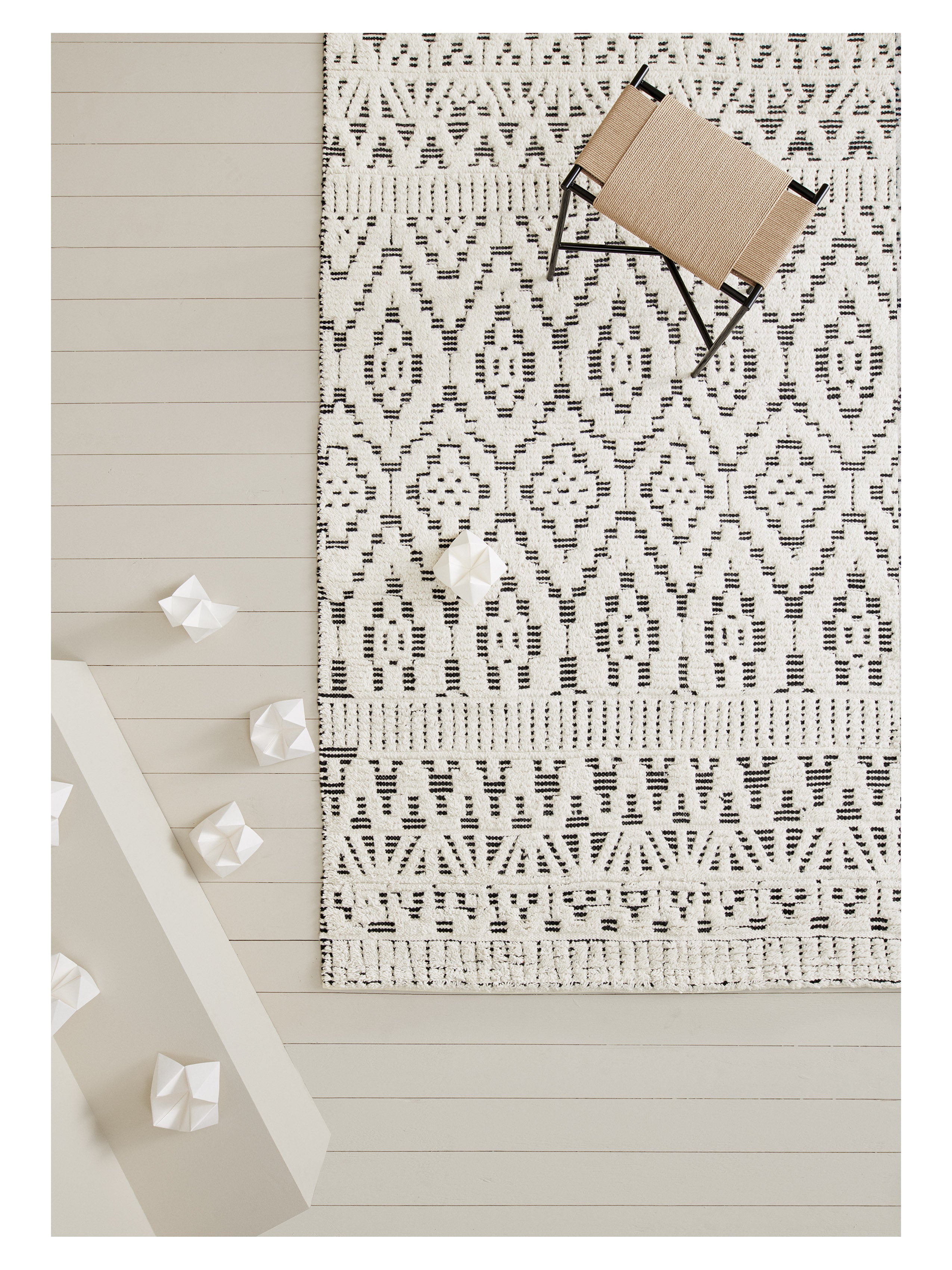ZELBIO rug white with black pattern
