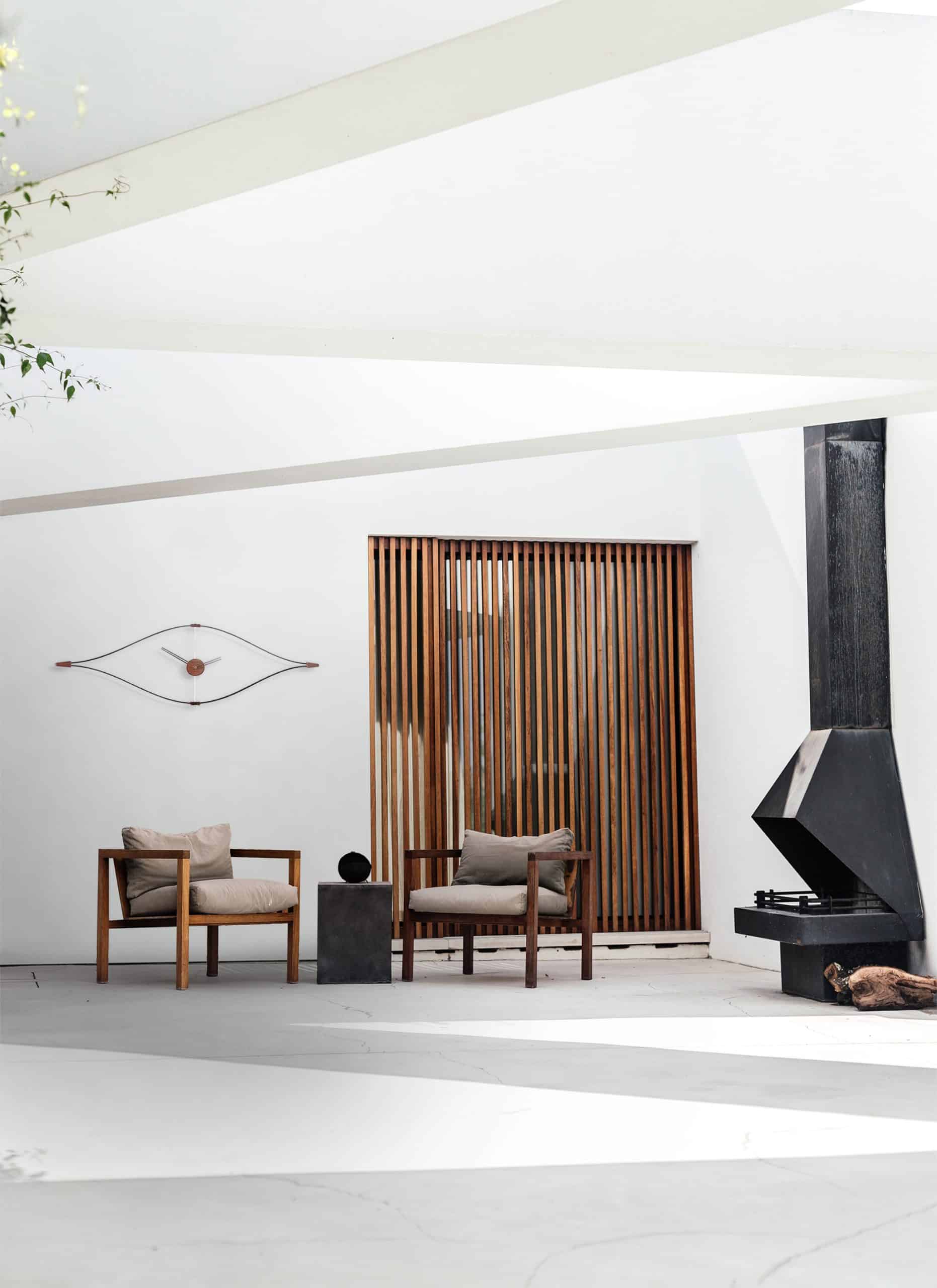 Nástěnné hodiny LOOK ořechové dřevo s chromovanými a černými prvky