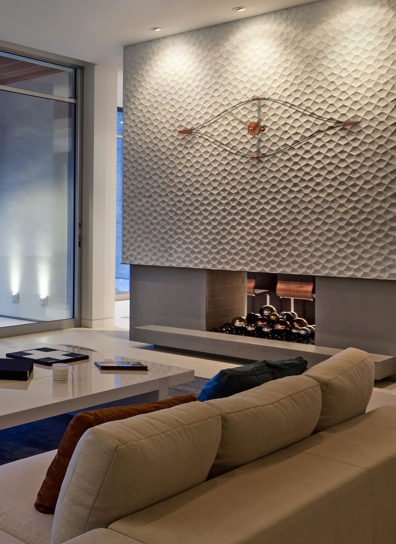 Nástěnné hodiny LOOK ořechové dřevo s chromovanými a černými prvky