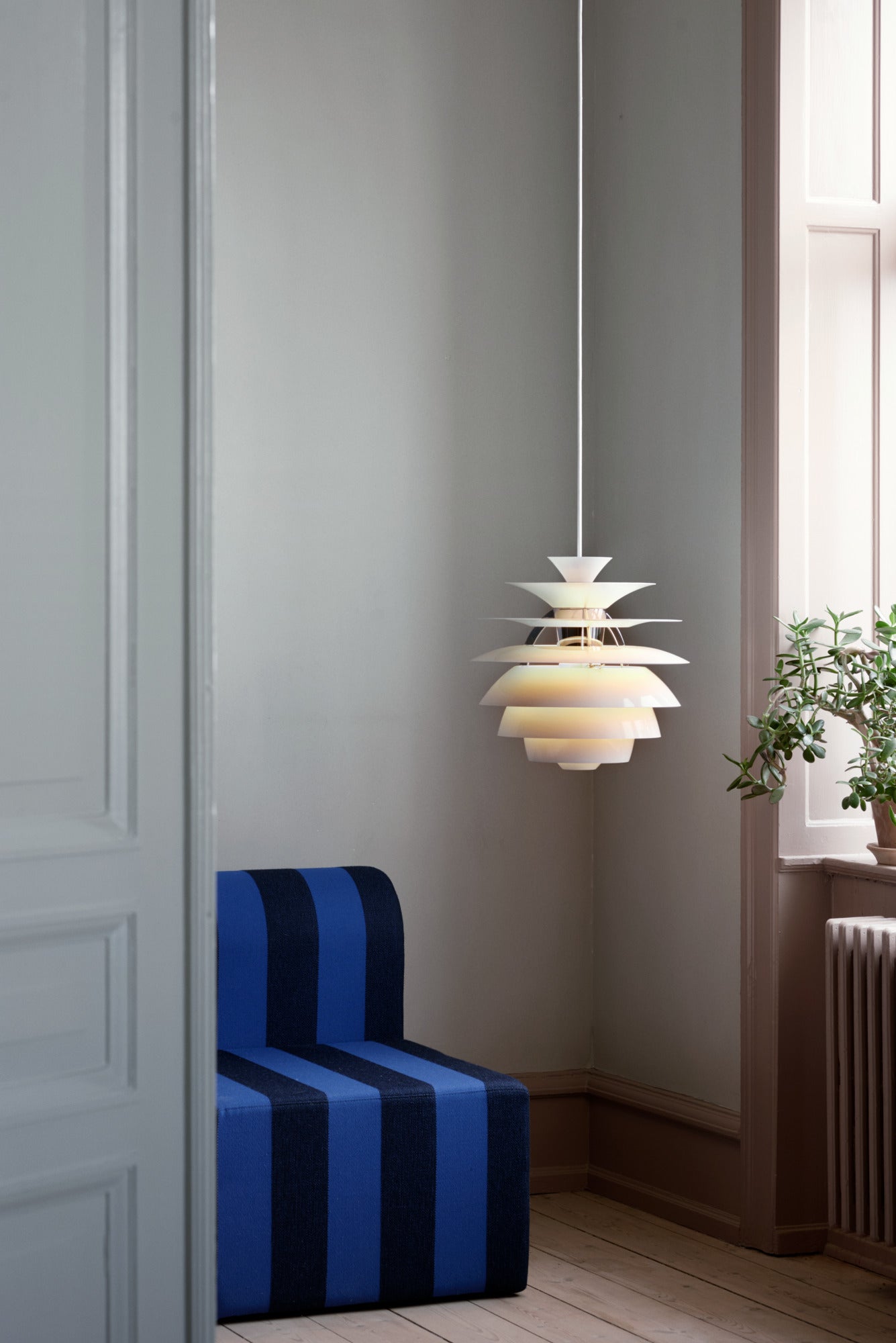 Lampa wisząca PH SNOWBALL biały z chromowanym wykończeniem – Louis Poulsen