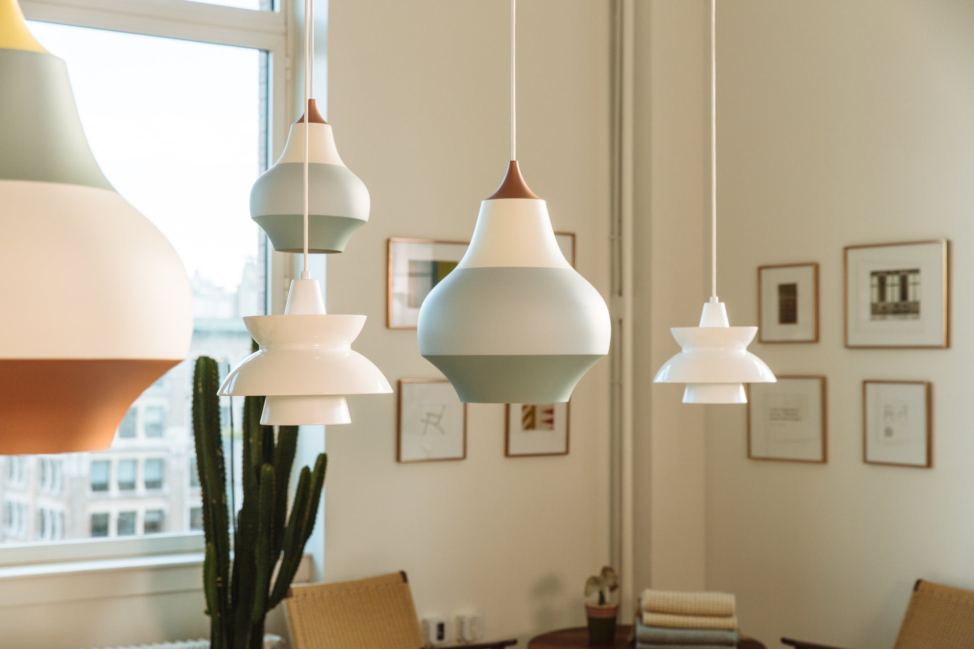 Lampa wisząca CIRQUE biało-niebieski z miedzianą końcówką – Louis Poulsen