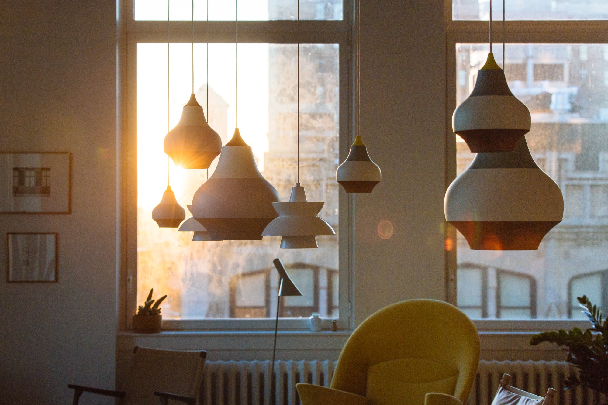 Závěsné svítidlo CIRQUE žlutozelenomodré s červeným koncem