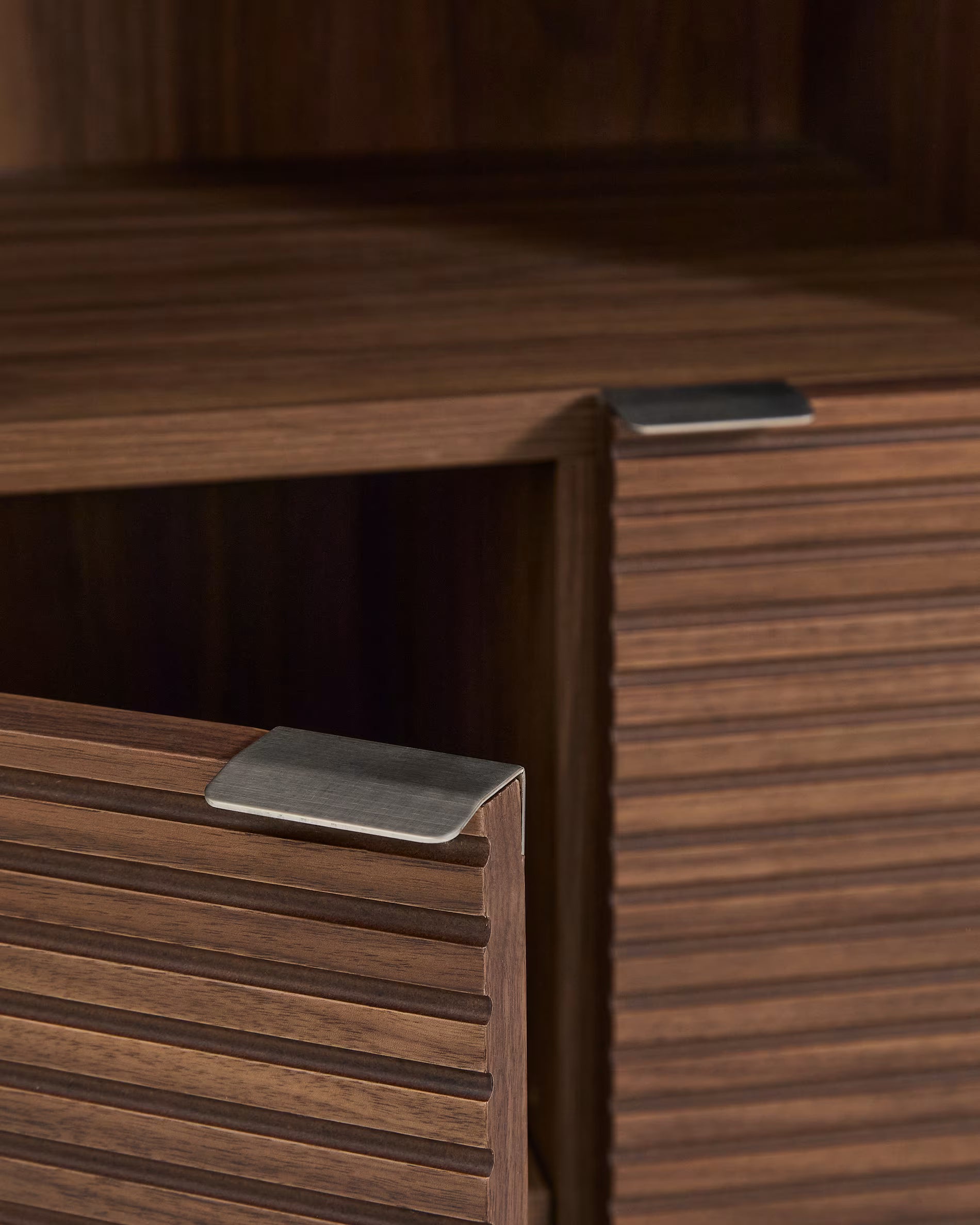 Vitrína NORLEN tmavě hnědý ořechový dýha