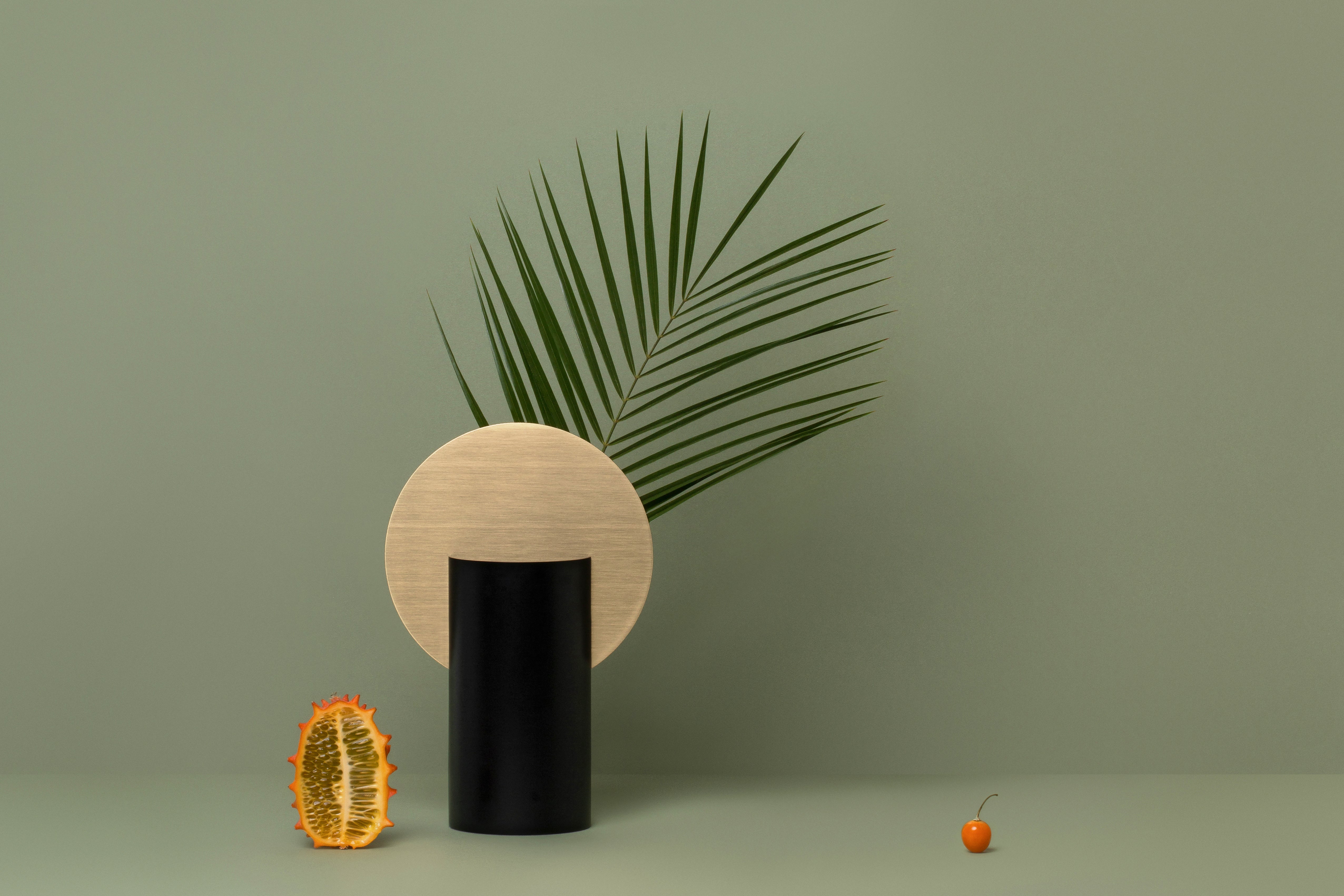 Váza MALEVICH černá s mosazným detailem