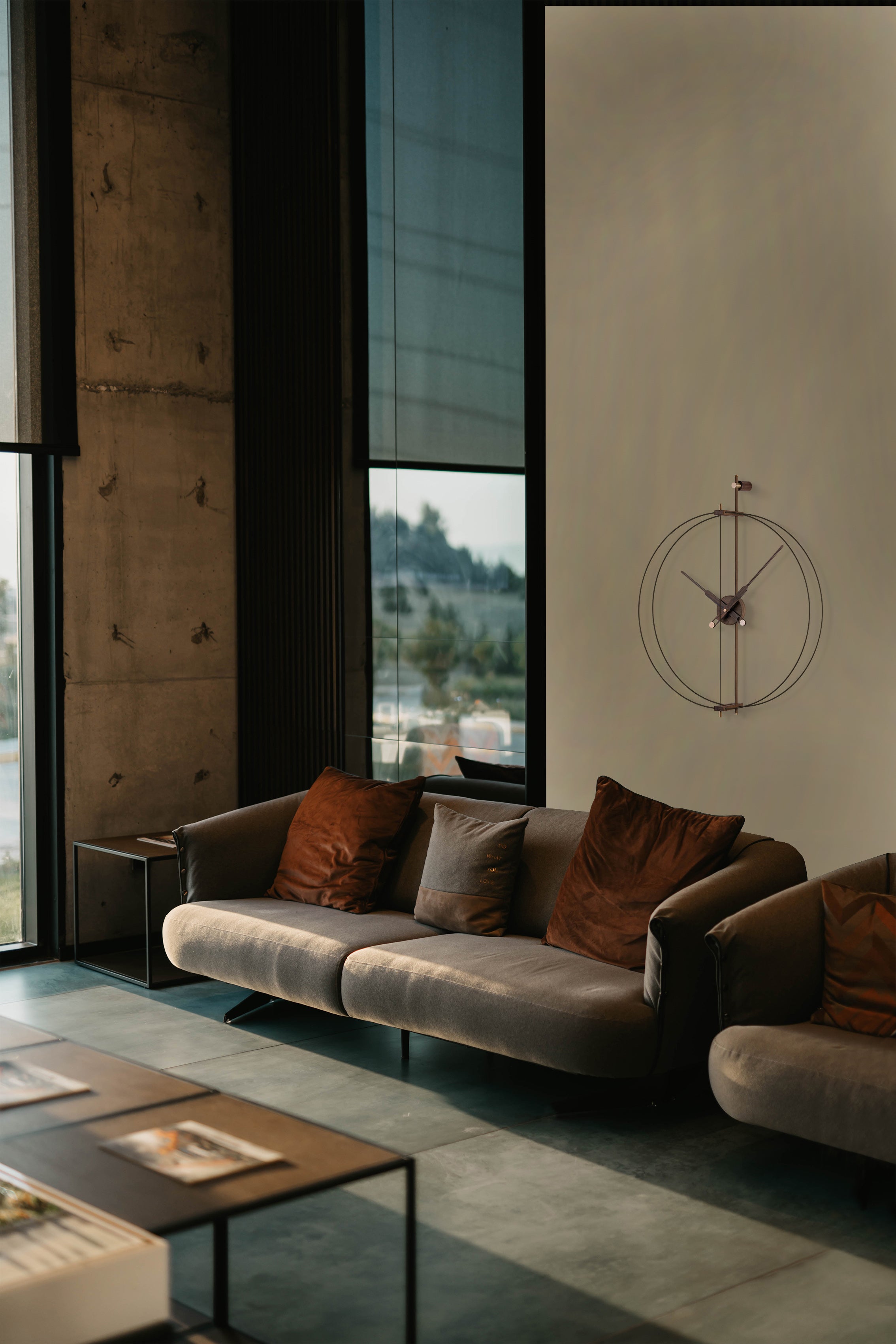 Nástěnné hodiny MINI BARCELONA PREMIUM ořechové dřevo s černým povrchem