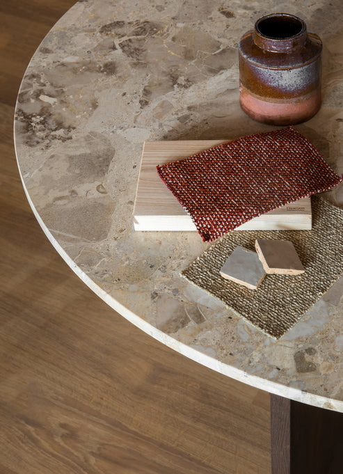 Kulatý stůl ANDROGYNE béžový mramor s tmavě dubovou základnou