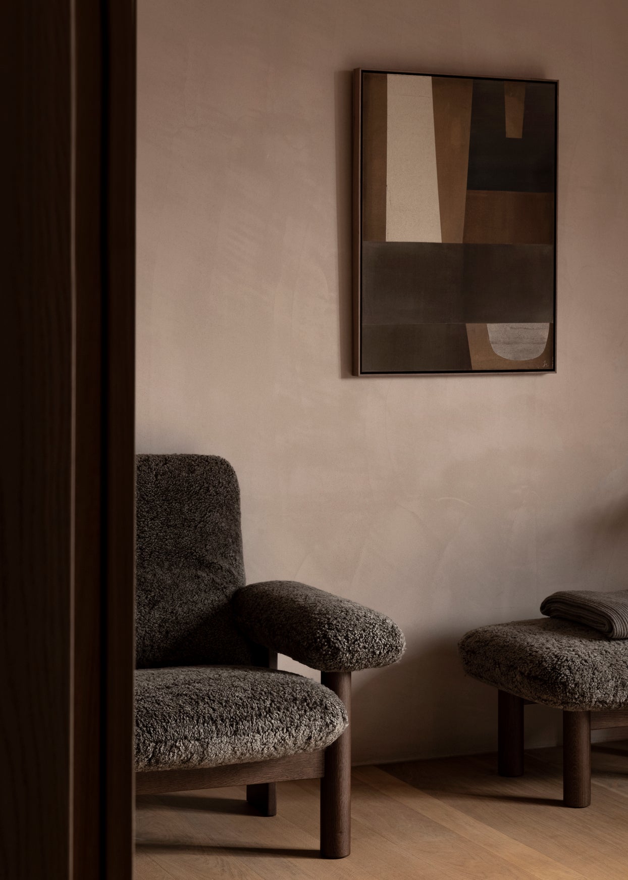 Podnožka BRASILIA z ovčí kůže s dubovým podstavcem