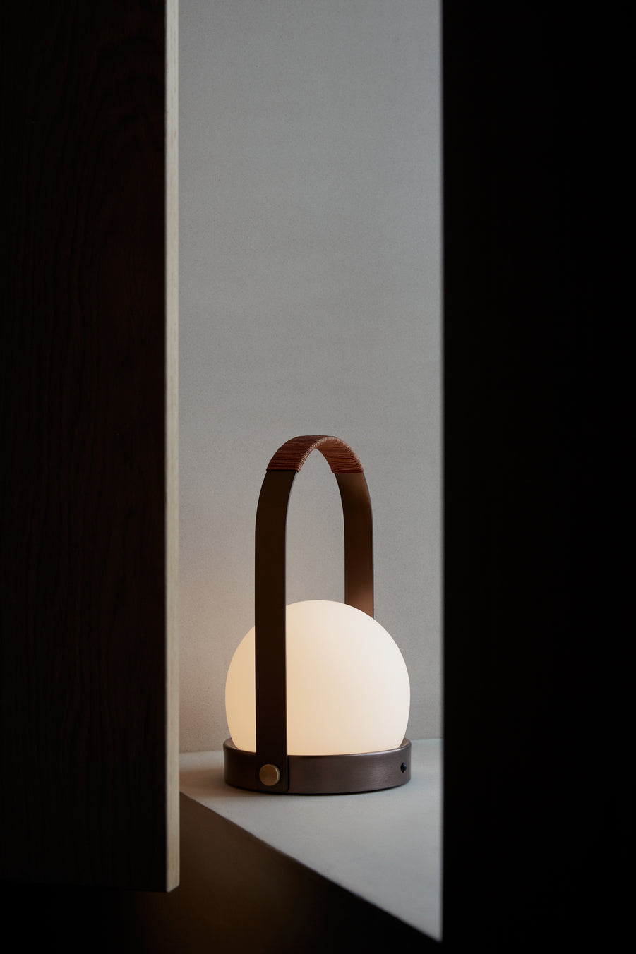 Přenosná lampa CARRIE z bronzovaného mosazi
