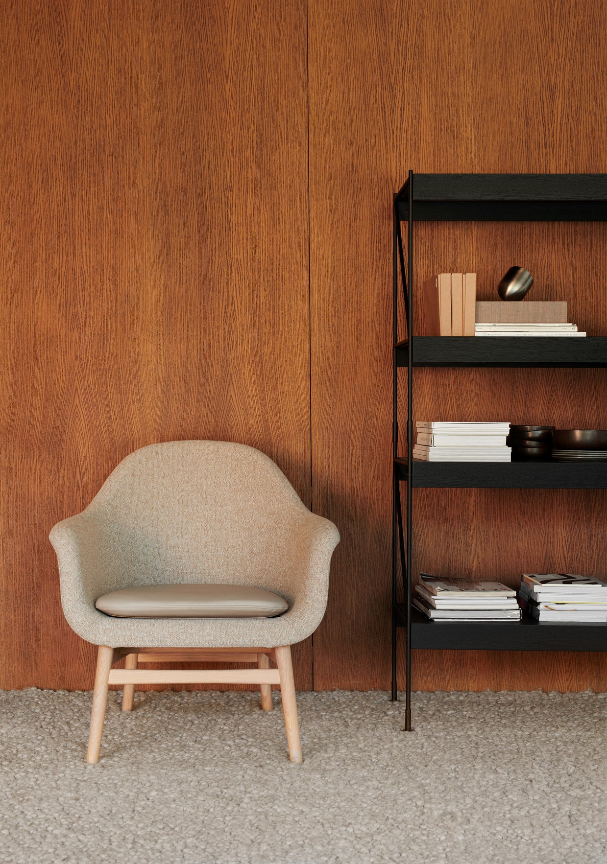 Křeslo HARBOUR šedá kůže s ořechovým podstavcem