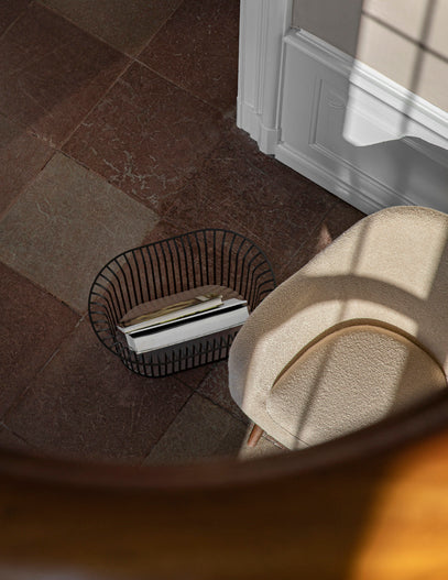 Křeslo HARBOUR šedá kůže s ořechovým podstavcem