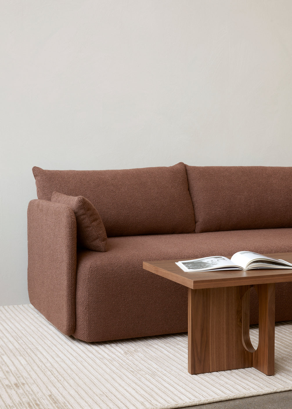 Konferenční stolek ANDROGYNE bílý-hnědý mramor s tmavě dubovým podstavcem