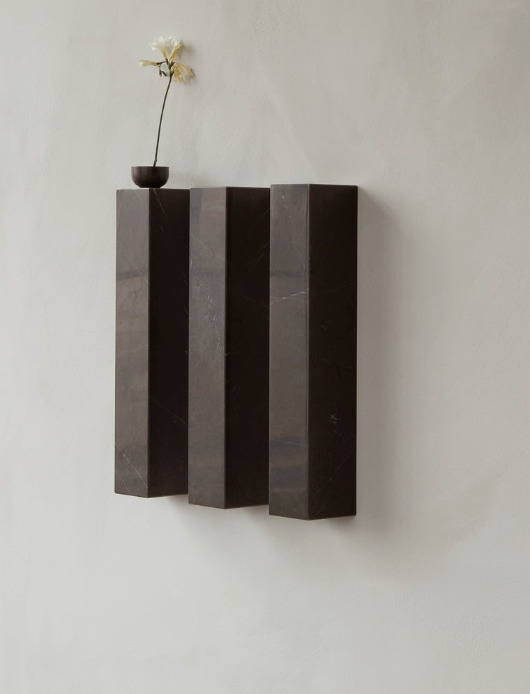 Závěsná polička PLINTH hnědý mramor