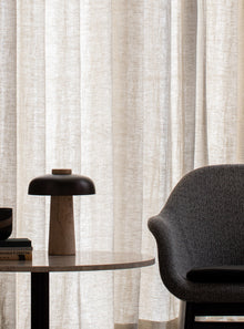 Křeslo HARBOUR šedá kůže s ořechovým podstavcem