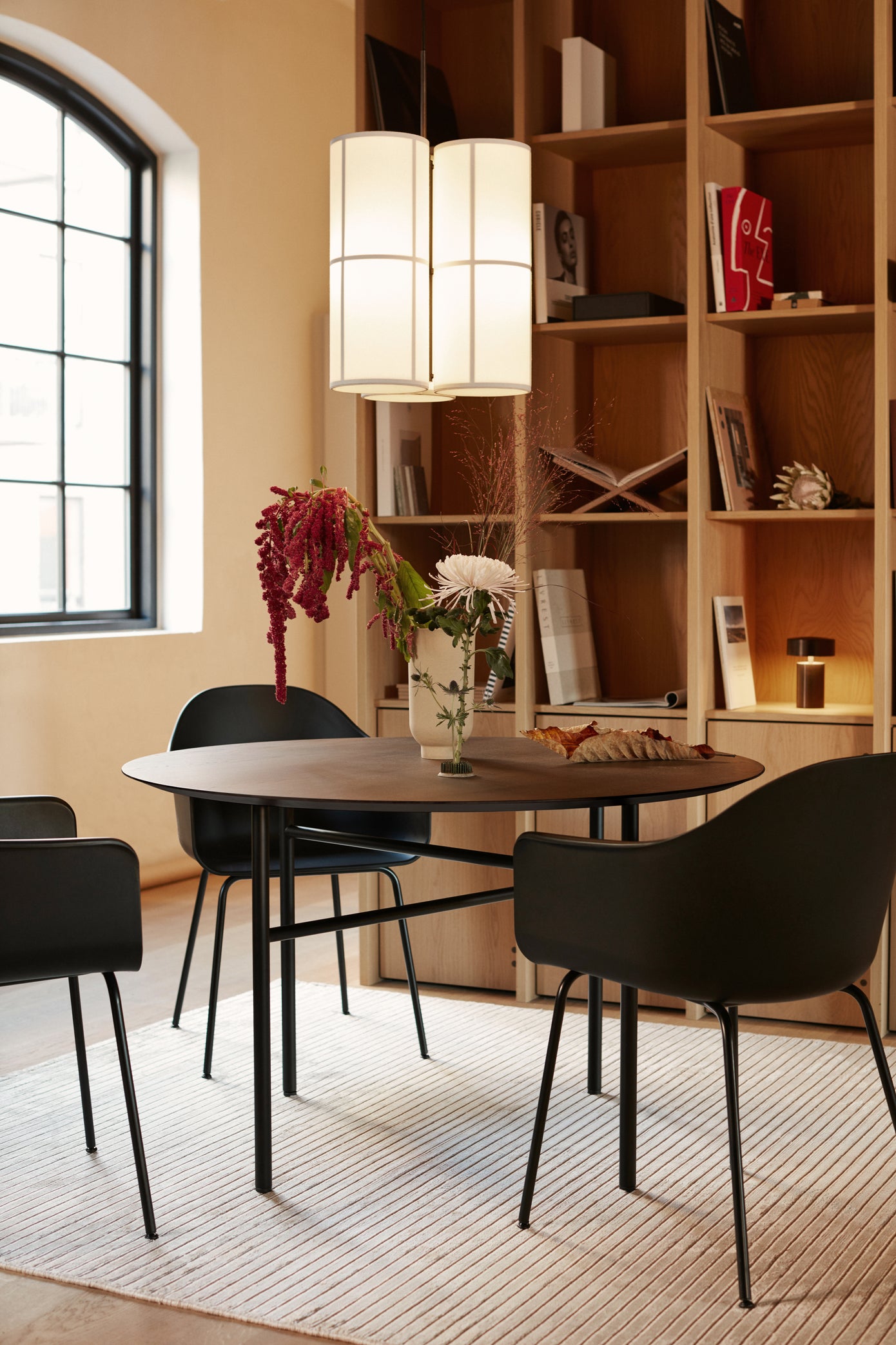 Round Table SNAREGADE Black Oak Veneer