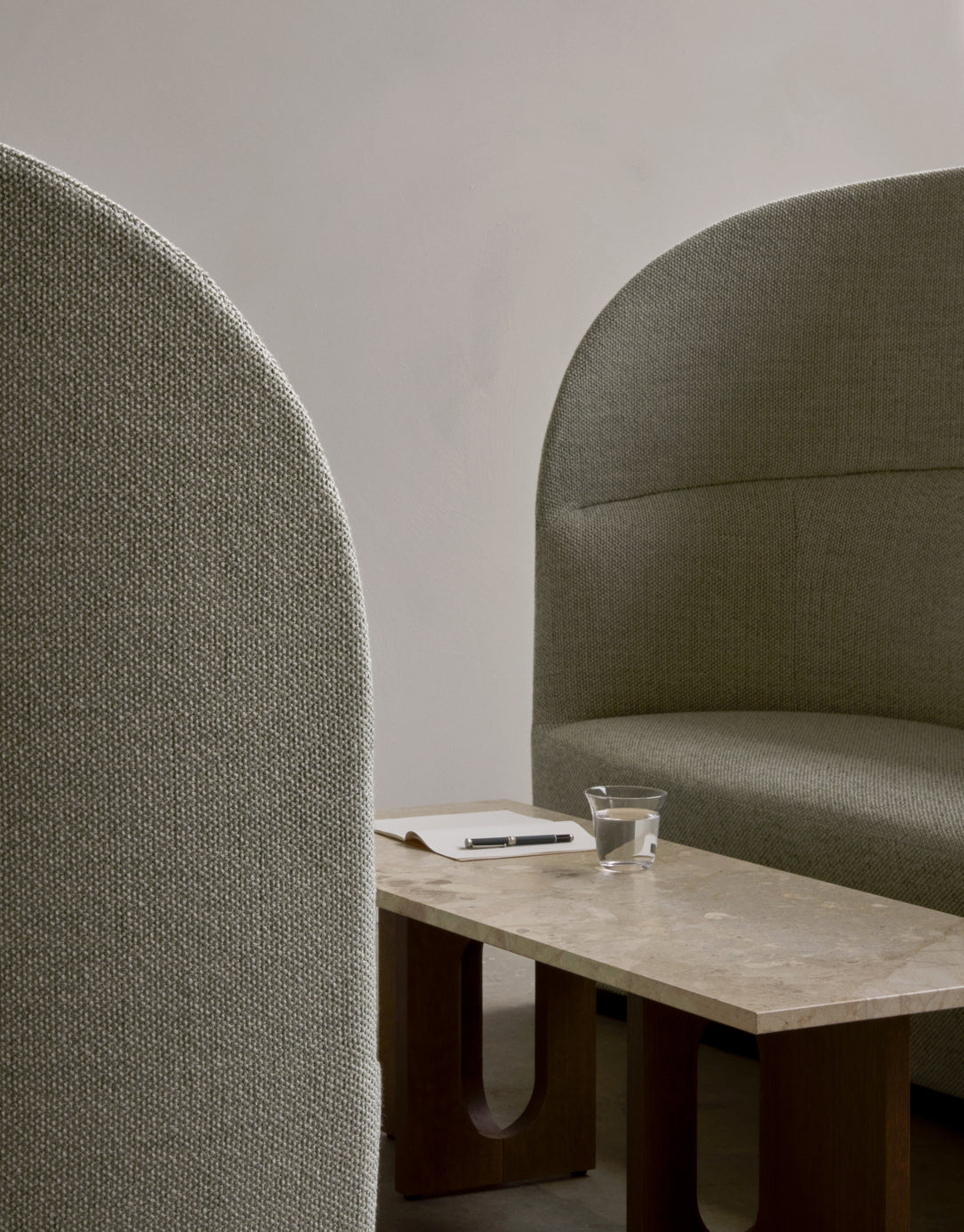 Konferenční stolek ANDROGYNE bílý-hnědý mramor s tmavě dubovým podstavcem