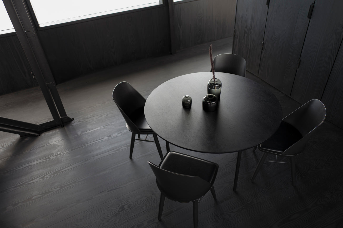 Round Table SNAREGADE Black Oak Veneer