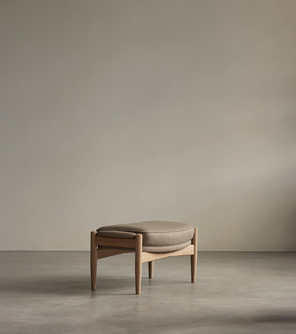 THE SEAL footrest black leather with oak base