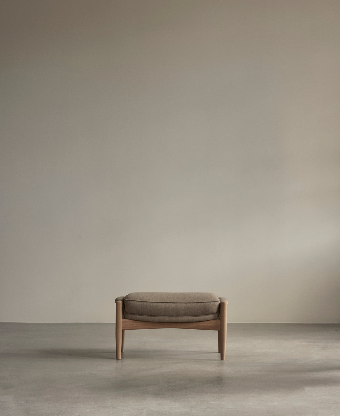 THE SEAL footrest black leather with oak base