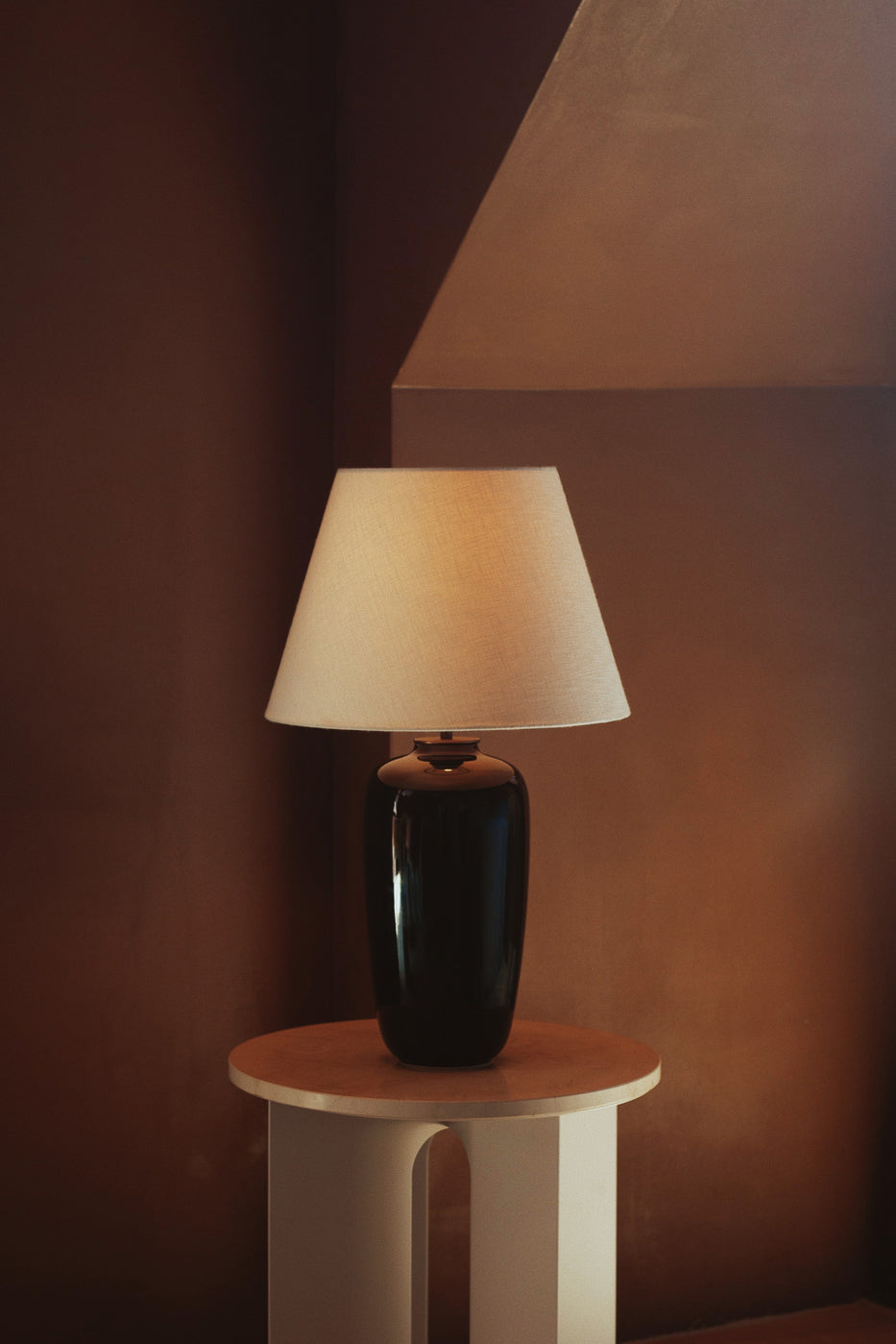 TORSO table lamp black ceramic with white shade