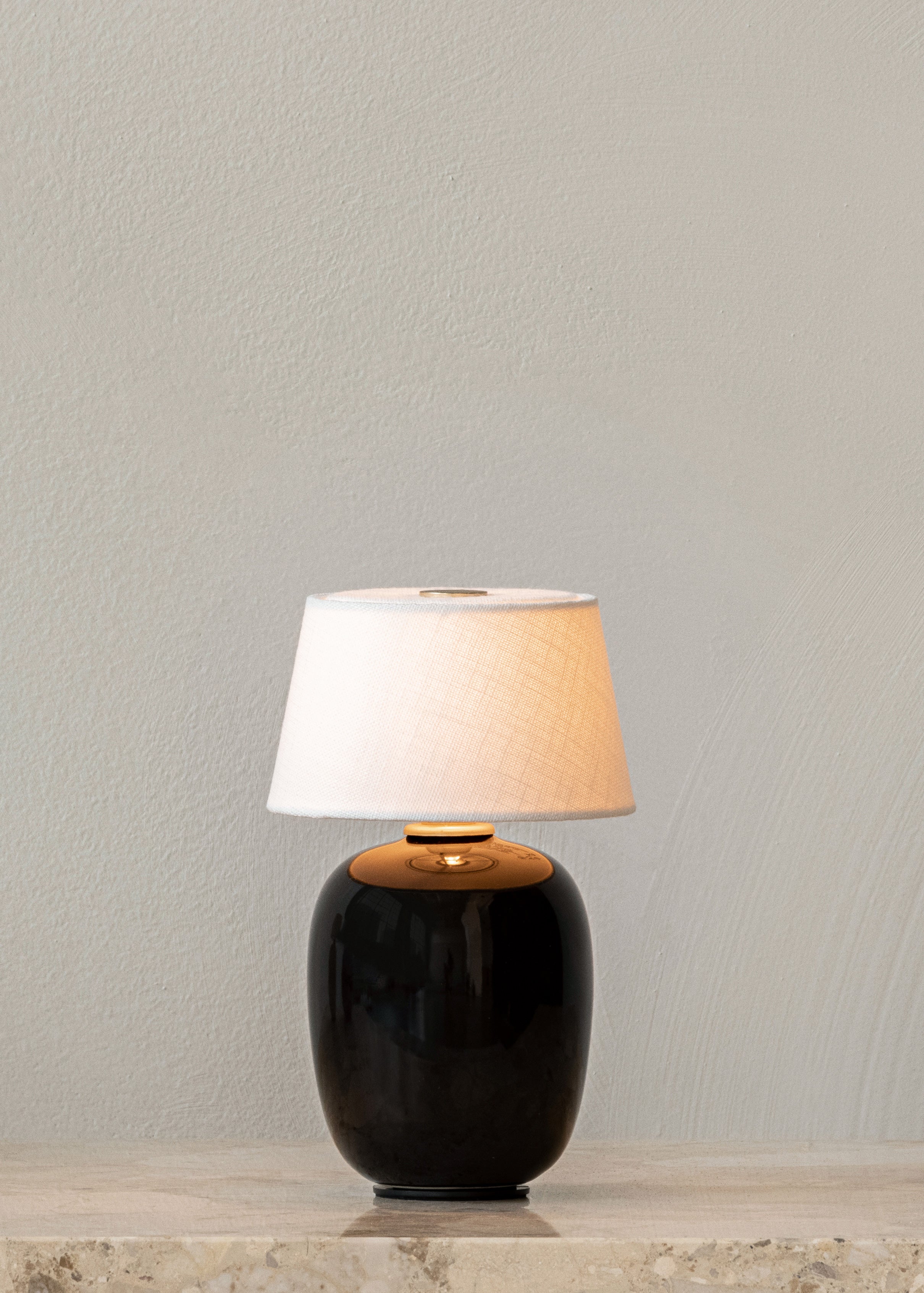 Přenosná lampa TORSO černá keramika s bílým stínidlem