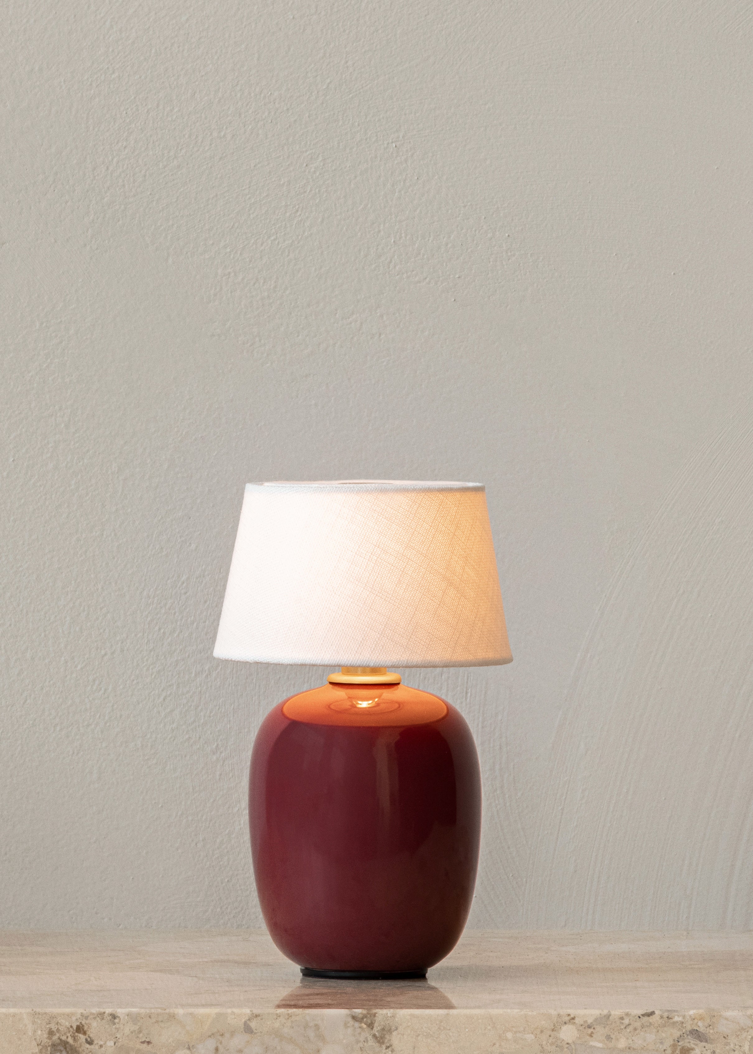 Přenosná lampa TORSO bordó keramika s bílým stínidlem