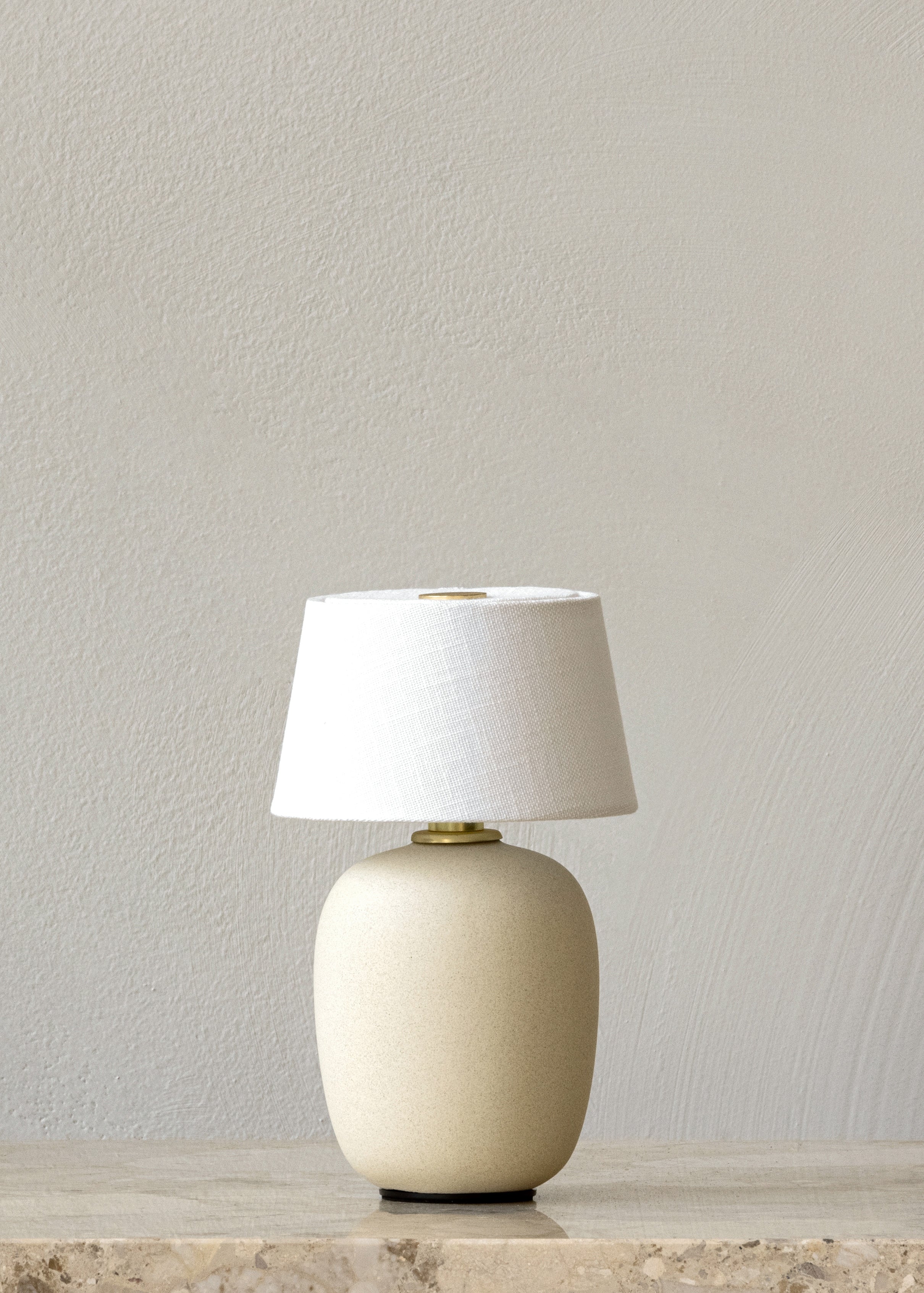 Přenosná lampa TORSO písková keramika s bílým stínidlem