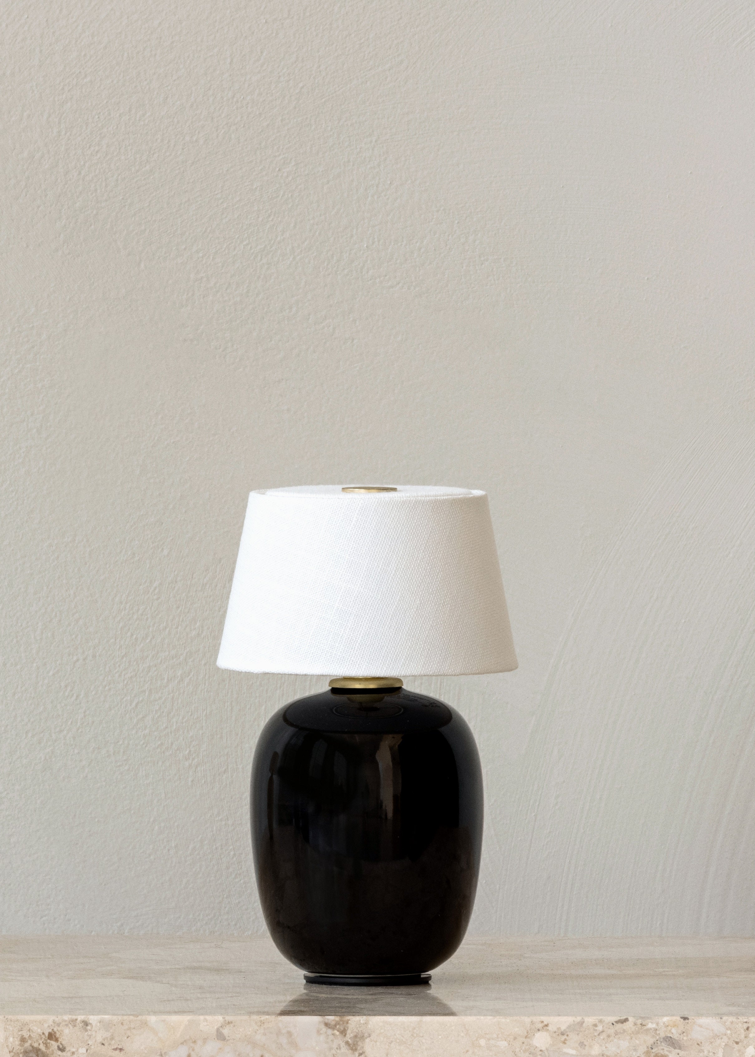 Přenosná lampa TORSO černá keramika s bílým stínidlem