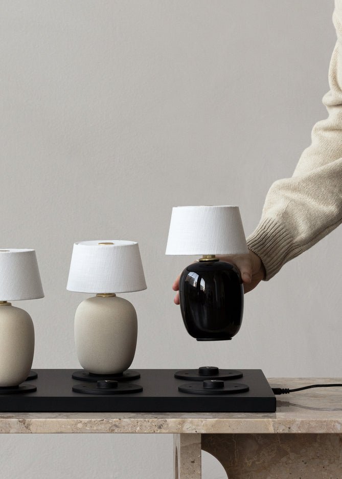 Přenosná lampa TORSO písková keramika s bílým stínidlem