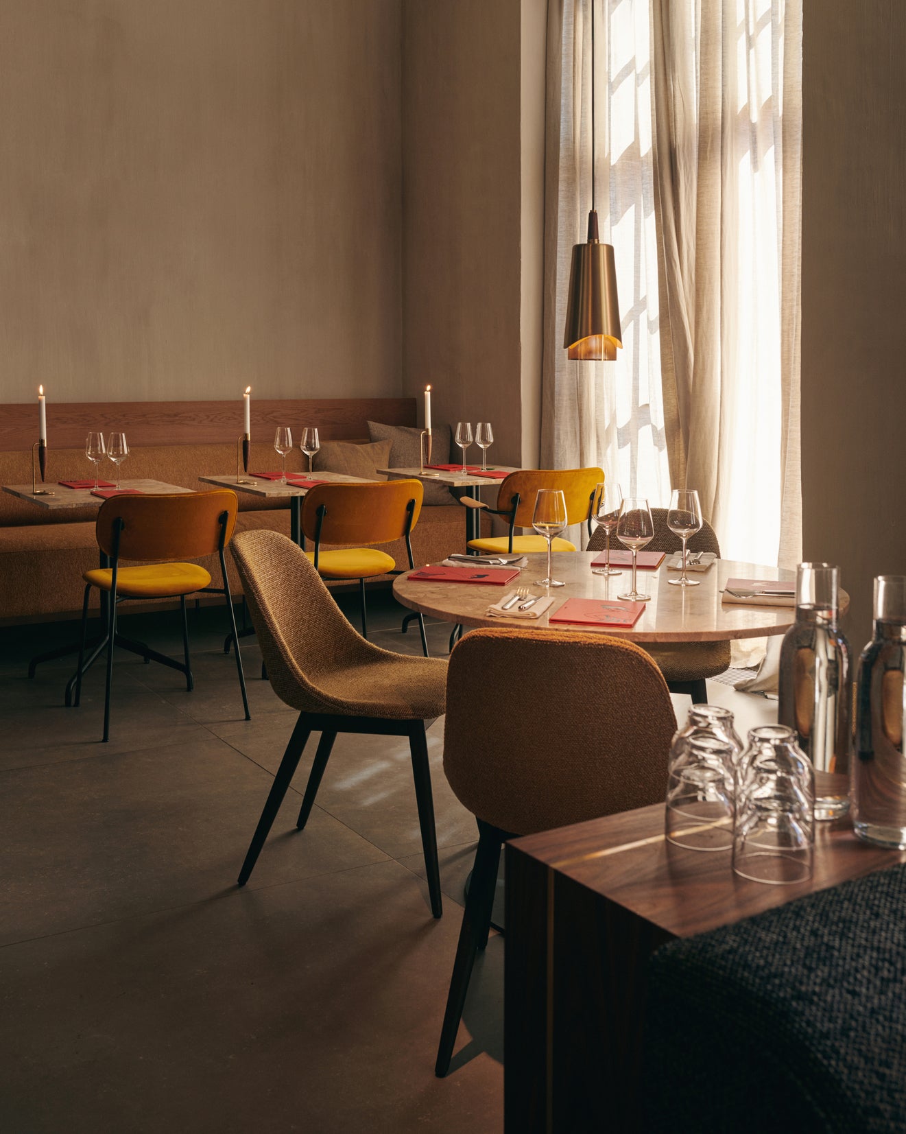 HARBOUR chair in cognac leather with oak base