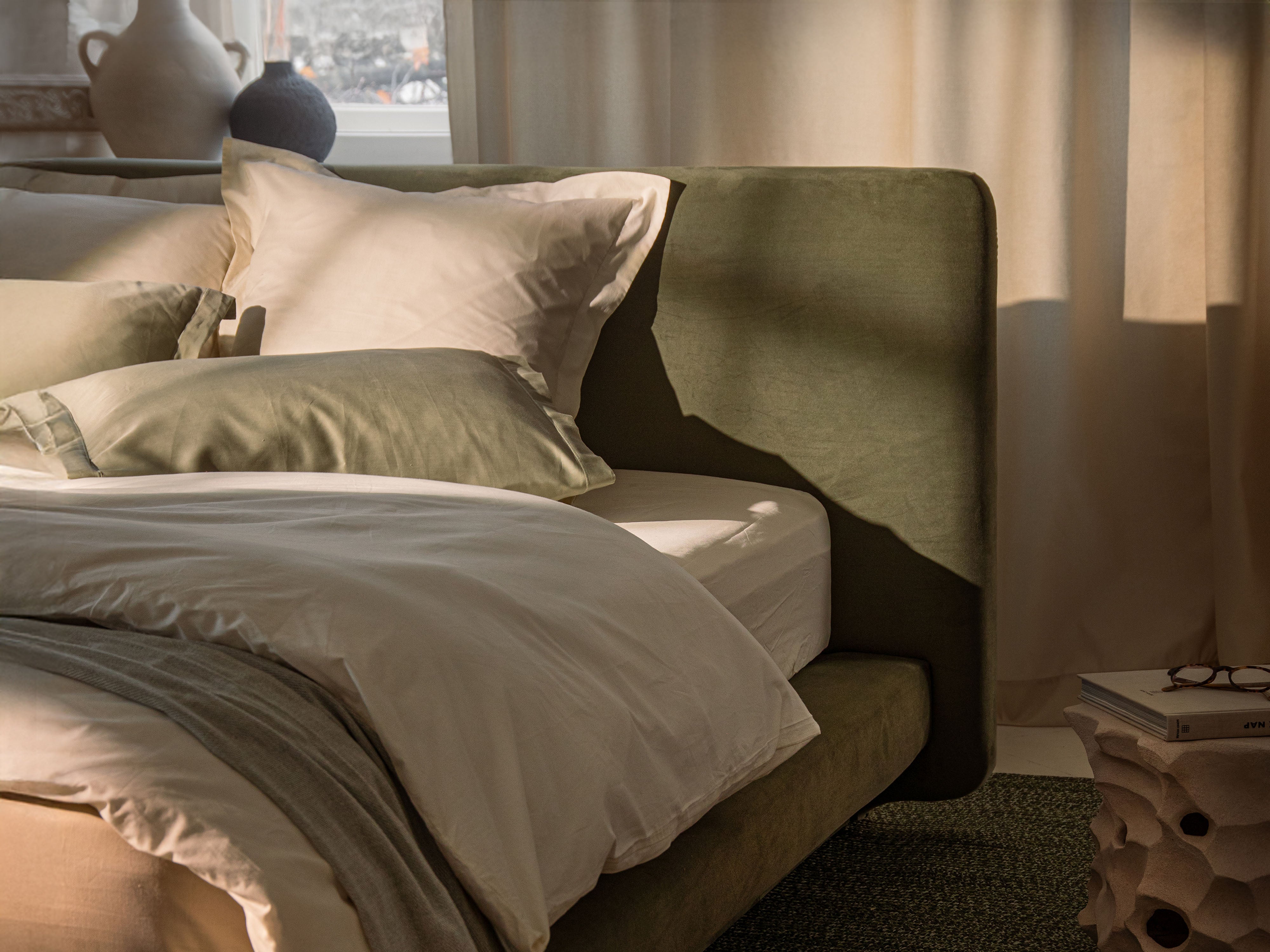 LINEA Velvet Bed Black