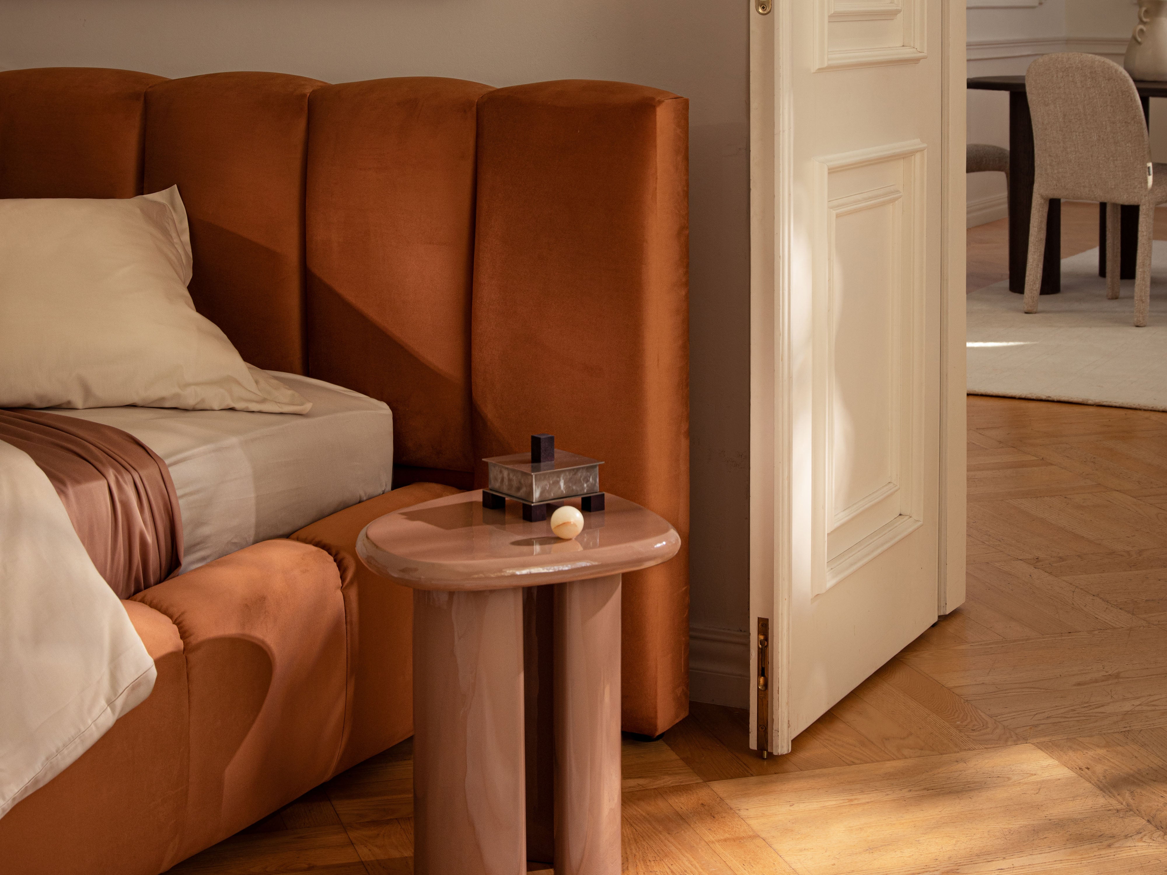 Sametová postel LUPINE medová