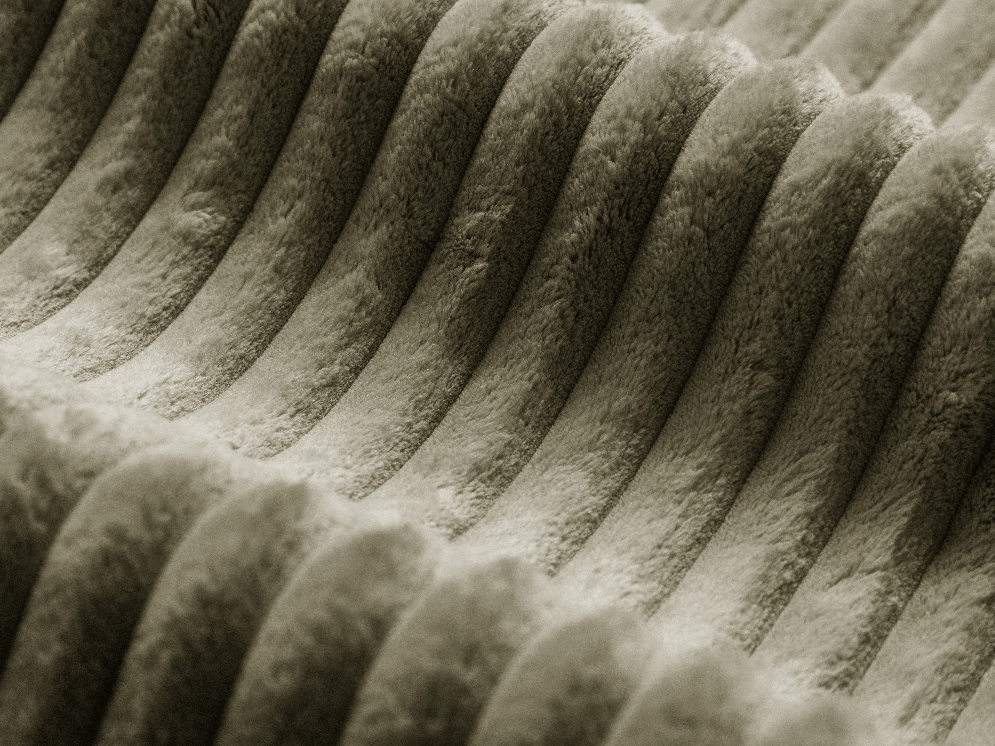 Pravostranný rohový gauč se stolkem MARTINA zelený samet