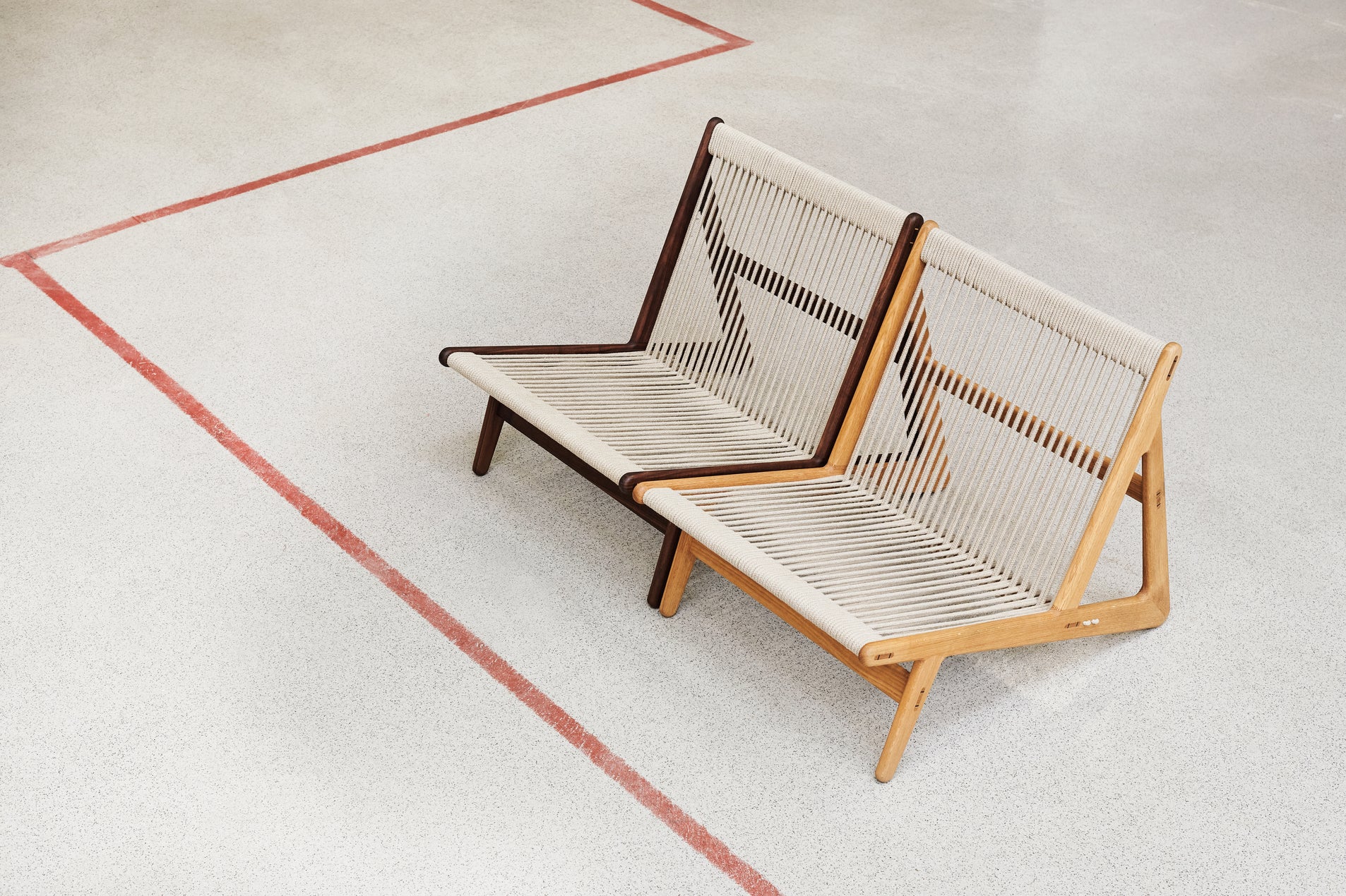 MR01 armchair in oak wood and linen