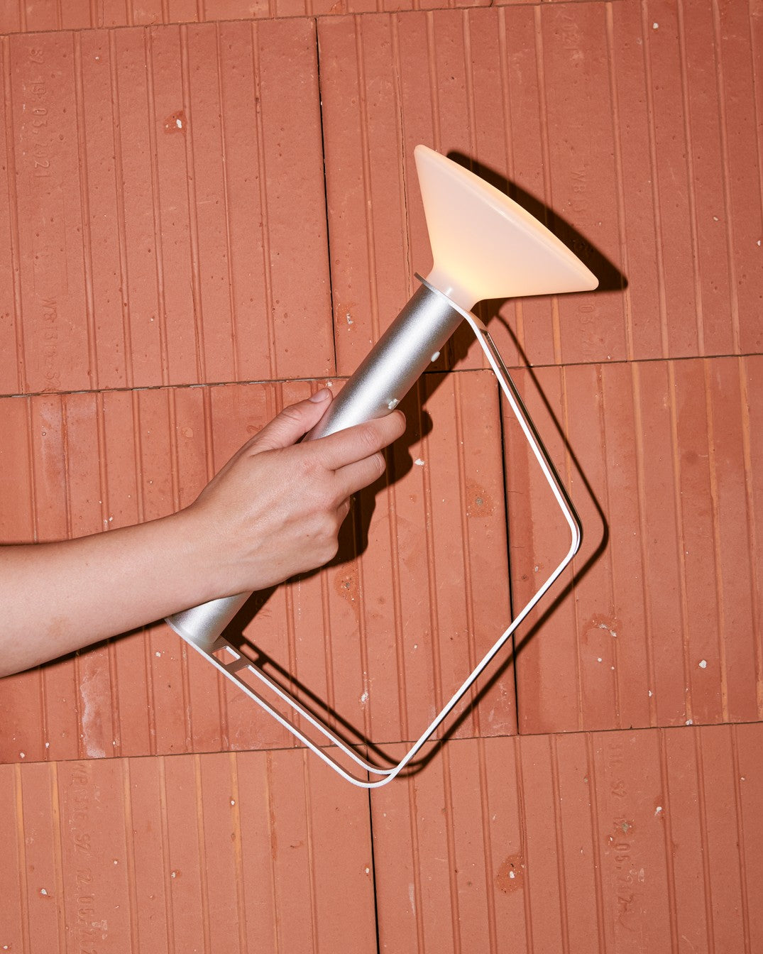 Přenosná venkovní lampa PITON stříbrná