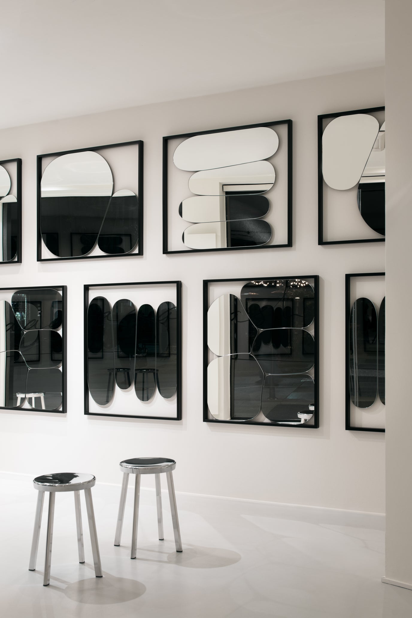 MORPHED black wall mirror