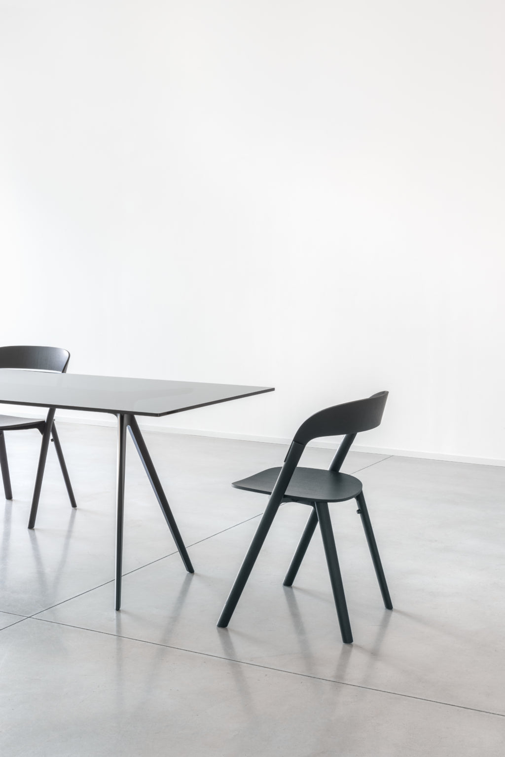 BAGUETTE table with a white aluminum base