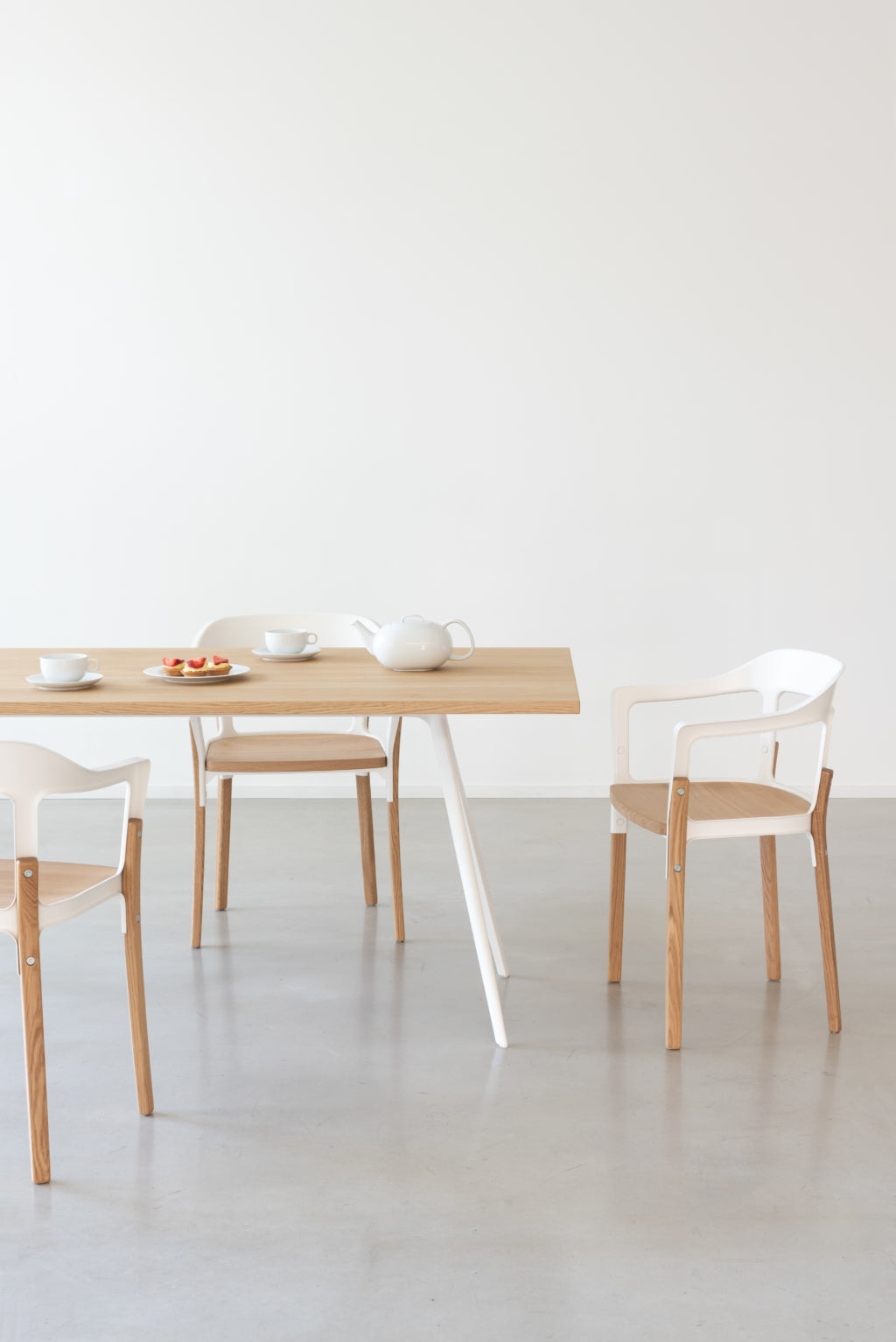 BAGUETTE table with a white aluminum base