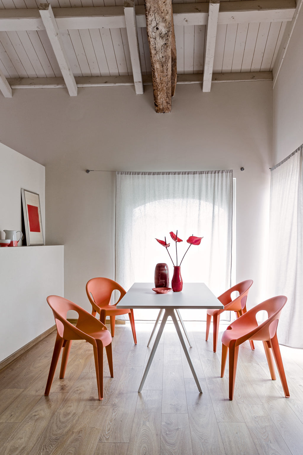 BAGUETTE table with a white aluminum base
