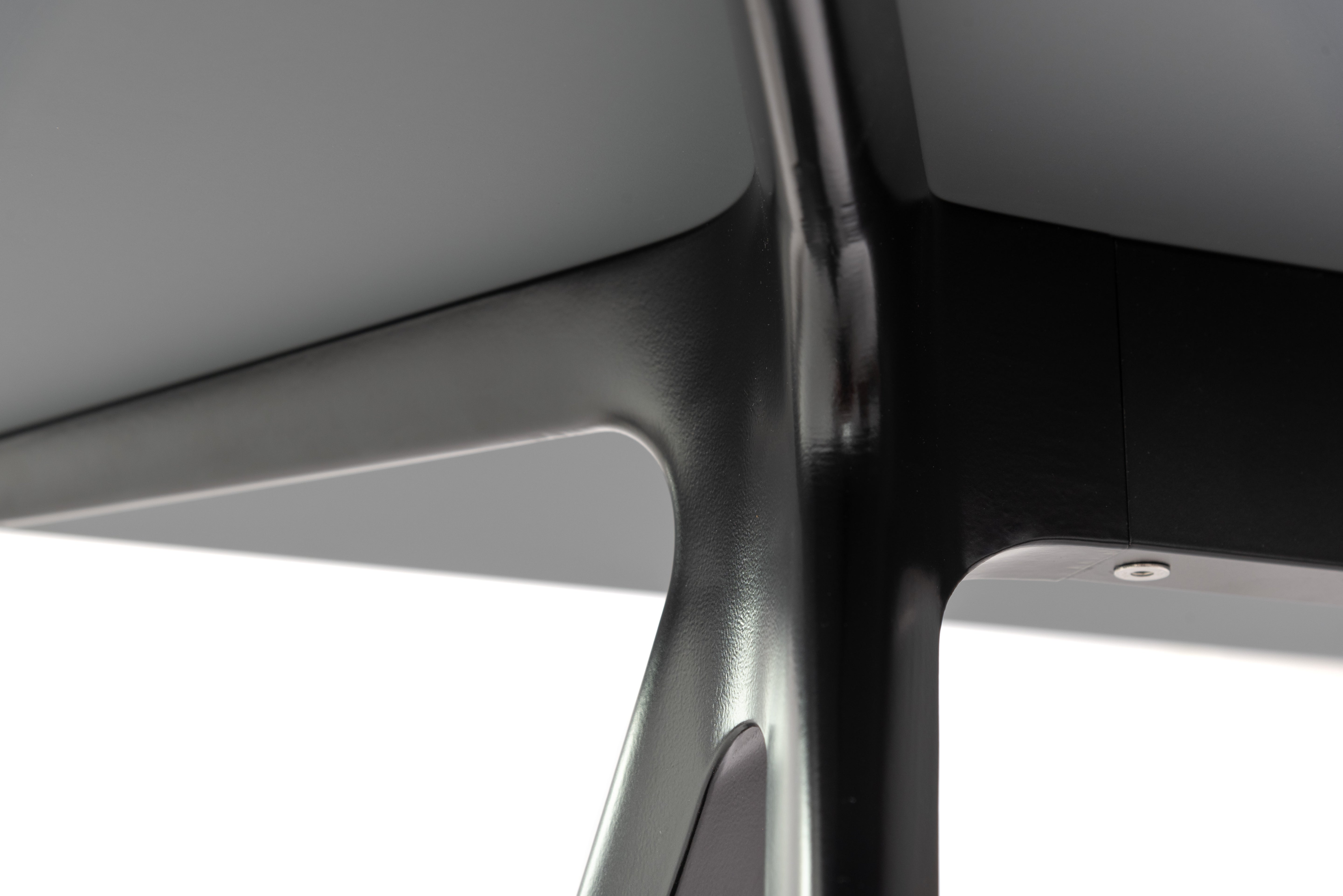 BAGUETTE desk in black with a black base