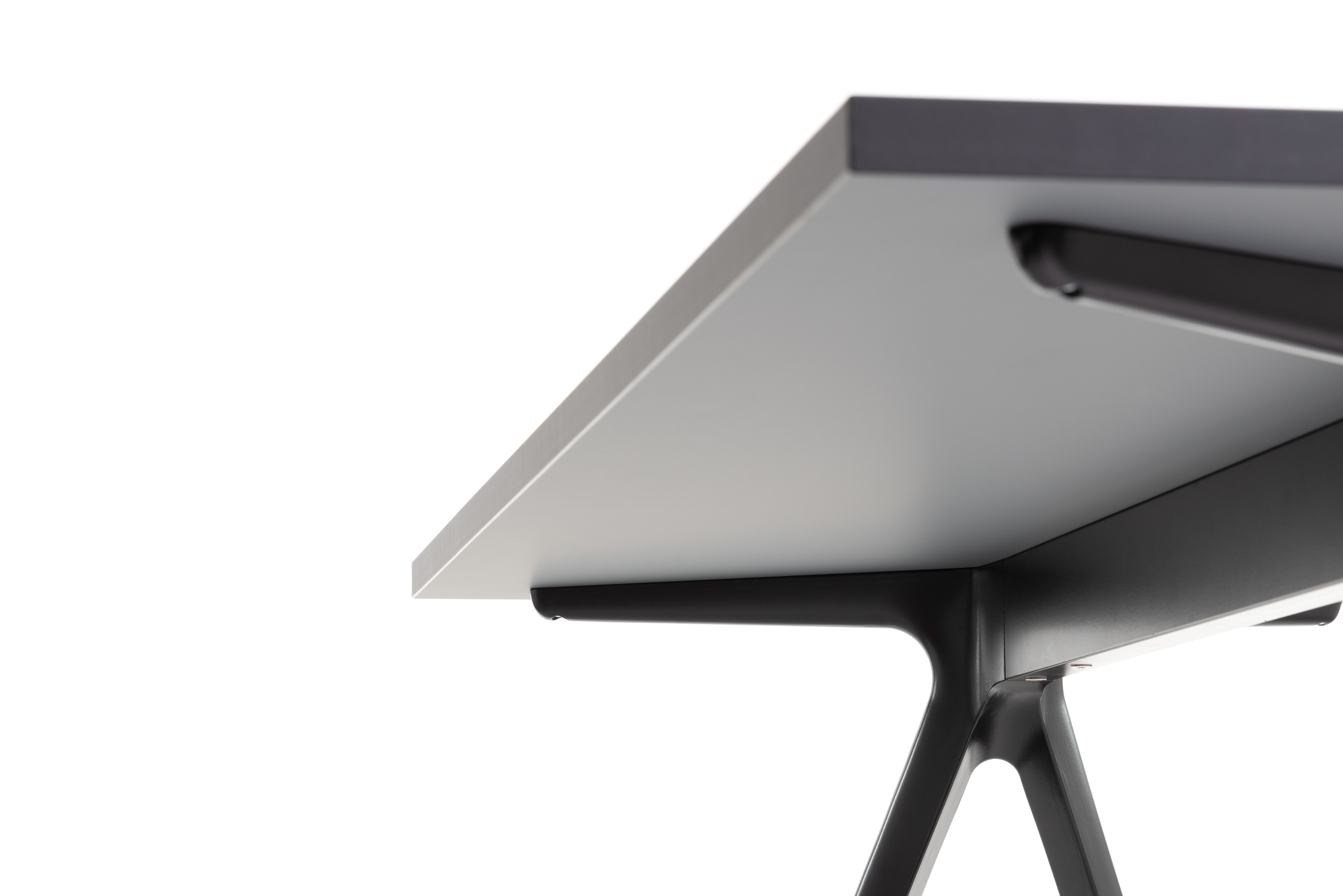 BAGUETTE desk in black with a black base