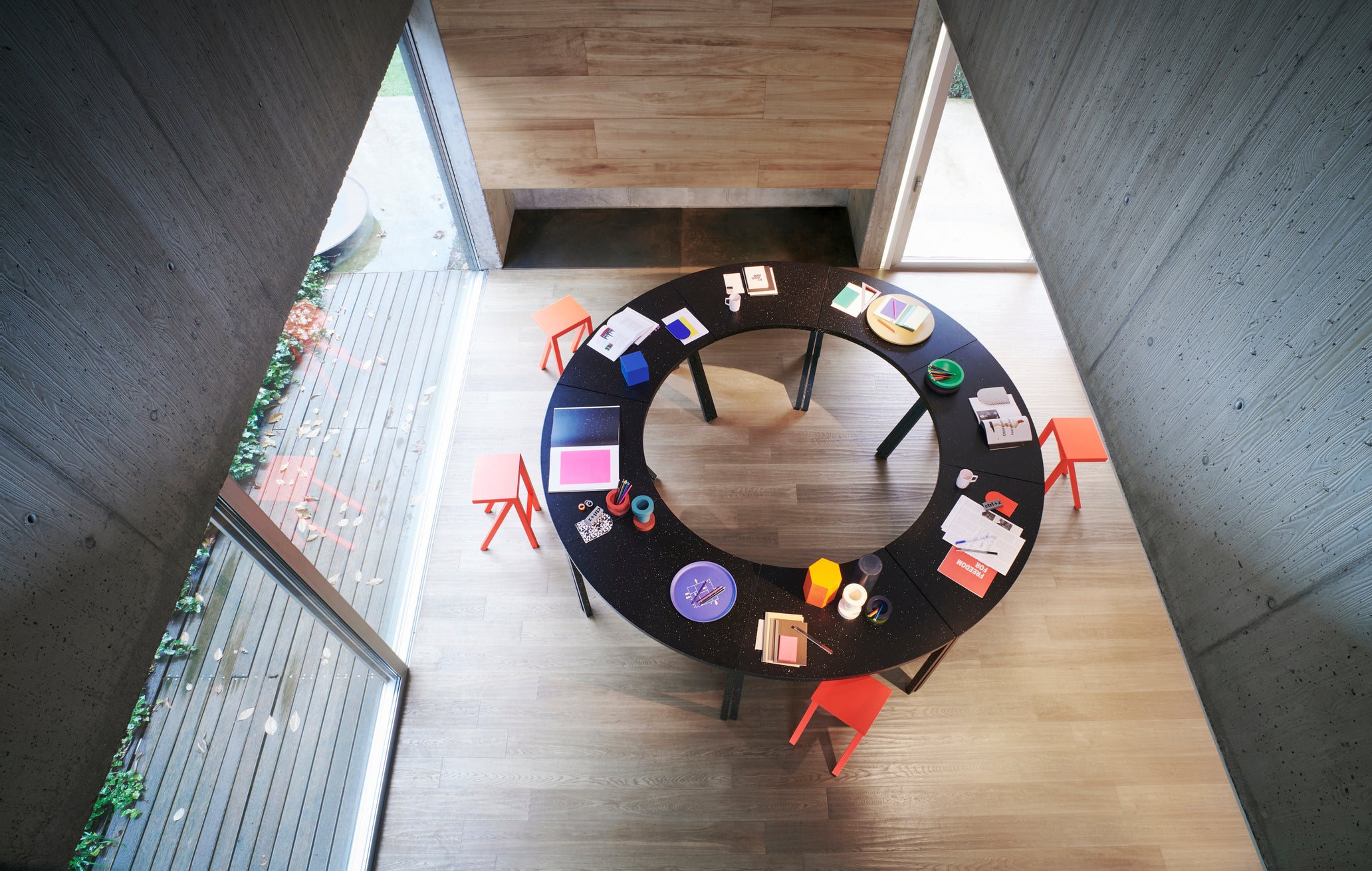 Šedý stůl BUREAURAMA