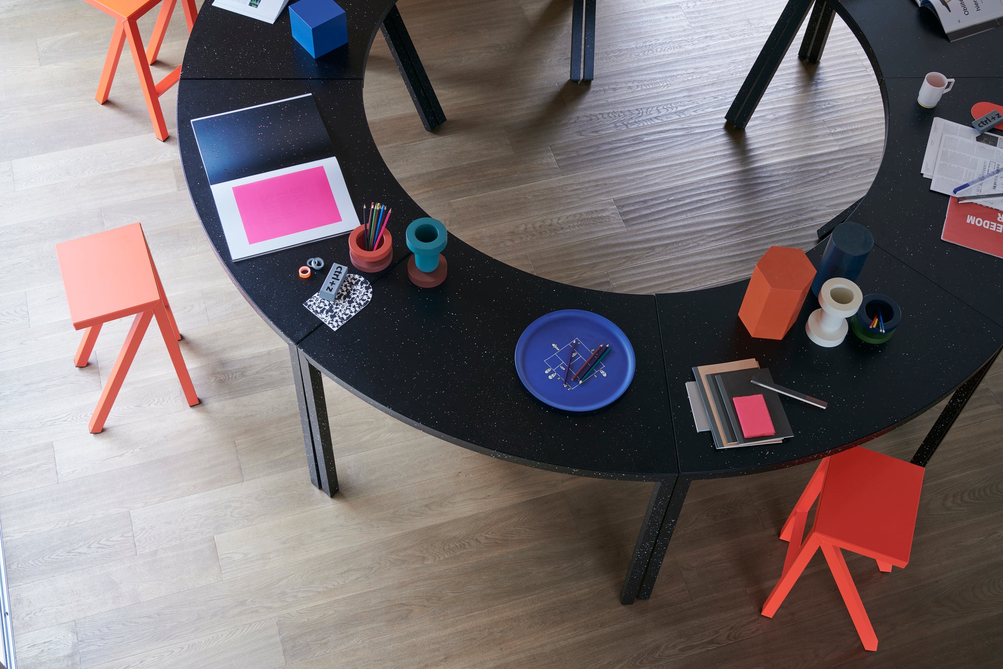 Šedý stůl BUREAURAMA