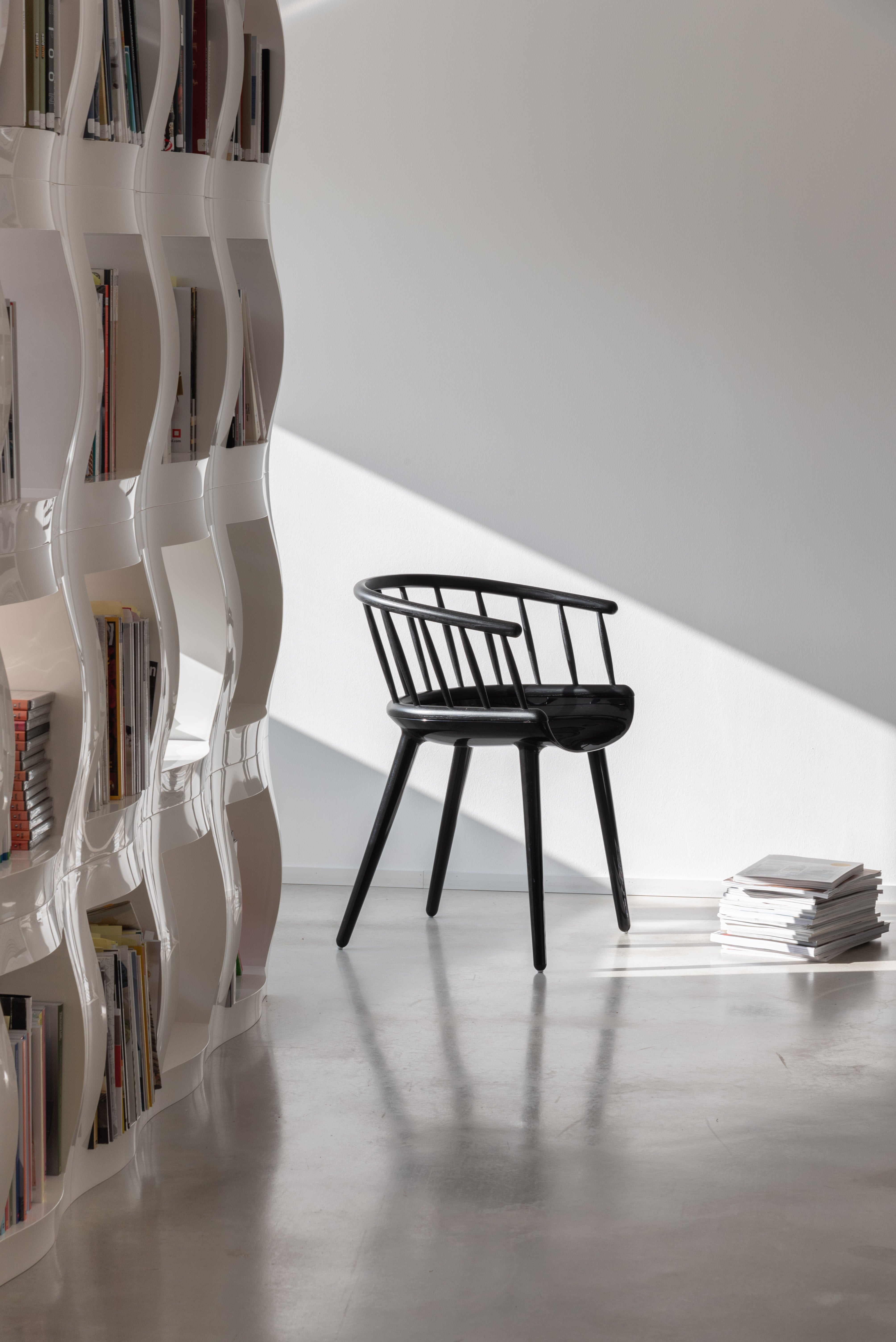 Židle CYBORG STICK bílá základna s jasanovým dřevem