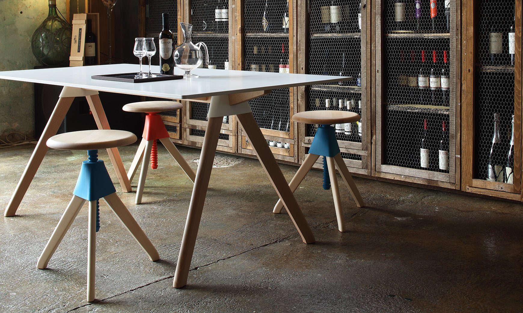 Regulovatelný stoleček TOM & JERRY bukové dřevo